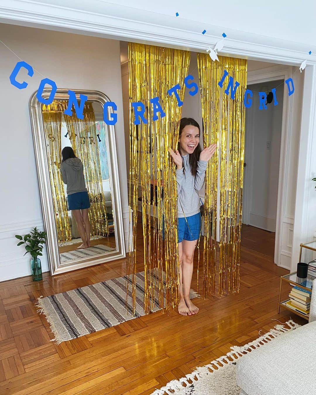 イングリッド・ニールセンのインスタグラム：「This photo was taken on July 1st, the day after I posted my last video on YouTube and closed one of the most significant periods of my life so far. Erica surprised me with decorations to celebrate my graduation from this chapter to the next. I think my face says it all! 🥰 As I mentioned in my last video, I’m taking a break for the first time in over 10 years, but I also wanted to let you know that you’ve been in my heart every single day. I’ve read your comments, emails and messages. I’ve seen your tweets and gifs. I’ve laughed through tears at the memes you’ve posted. I’m indescribably touched by the personal stories you’ve shared and the love you’ve extended to me. Thank you. Thank you. Thank you. We did all of this together and I’m so glad we found each other. ❤️」