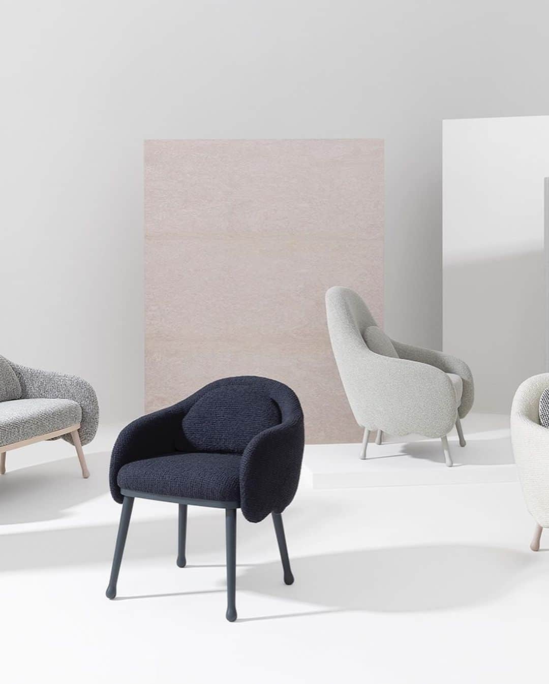 Design Milkさんのインスタグラム写真 - (Design MilkInstagram)「Art director @CristinaCelestino has designed two new seating collections for a new era at Italian brand @billianidesign: the Corolla lounge collection and the Frisée seating family. Making chairs for over 100 years, the Manzano-based company has a culture of storytelling, experimentation, and good design that they’ve carried into both of these new collections. \\\ designmilk[dot]com」7月14日 3時46分 - designmilk