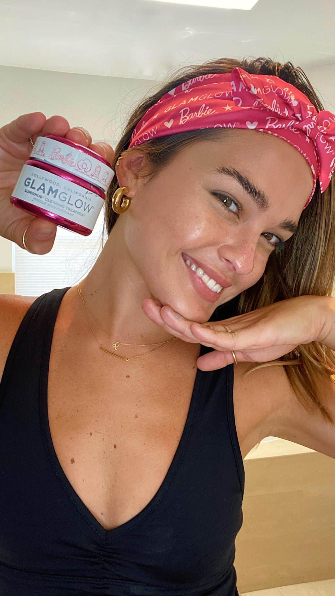 ヴェール・ゲンタのインスタグラム：「Hi friends, welcome to my BarbiexGLAMGLOW Skin Routine! Been loving the SUPERMUD clearing treatment mask and ending with the limited-edition GLOWSTARTER moisturizer that’s not only a cute shade of pink but also leaves my skin hydrated & glowing. Shop your own @glamglow products at Sephora.com 🧖‍♀️🤍 🕊 #Glambassador」