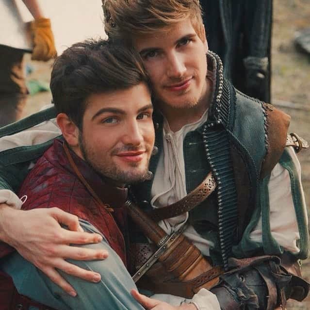 ジョーイ・グレーセッファのインスタグラム：「I don’t think one photo or one caption can even come close to expressing the love I’ve shared with Daniel. We’ve grown so much together these past 6 years, and our love has always stayed true. While it’s a difficult decision to separate from each other, it’s what we both feel is right to become better versions of ourselves. I will always love Daniel… he was my first real relationship, my first love, and he taught me so much about myself and about life in general. He is truly the most amazing human I’ve ever met in so many ways—his heart is so big, and I’m so lucky to have gotten to experience the immense amount of love and care he gives those in his life. I love you Daniel, thank you for always making our love story better than the movies.   Thank you to everyone who’s been supportive during this time. I’ve seen many comments saying “love is dead” now, but that’s not true at all. Don’t give up on love because it exists… and it’s the most amazing thing in the world.」