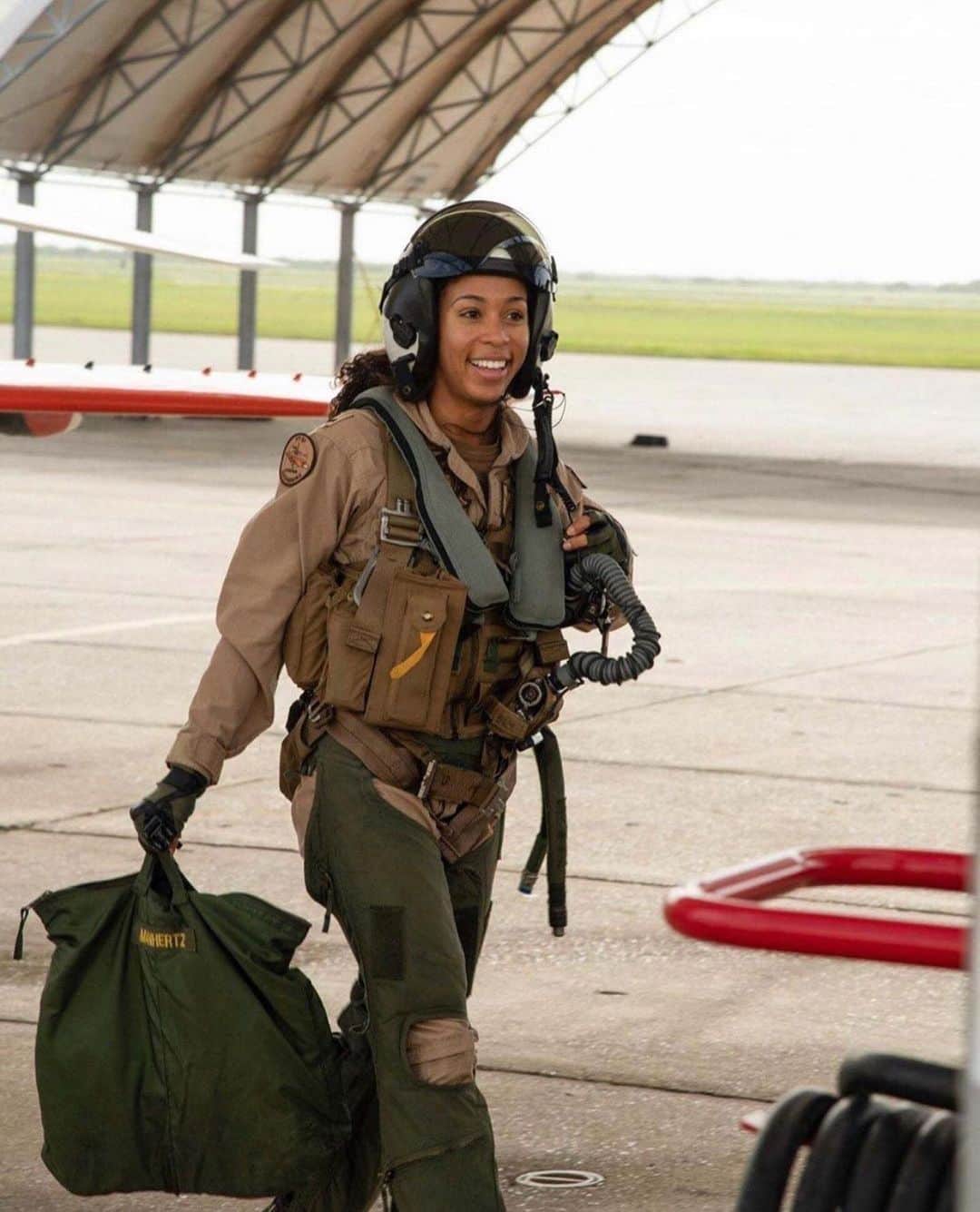 イマン・アブドゥルマジドさんのインスタグラム写真 - (イマン・アブドゥルマジドInstagram)「Congrats to Lt. j.g. Madeline Swegle for making history in the United States armed services. The U.S. Navy just named its first-ever-Black female tactical aircraft pilot. #BlackGirlMagic」7月14日 3時53分 - the_real_iman