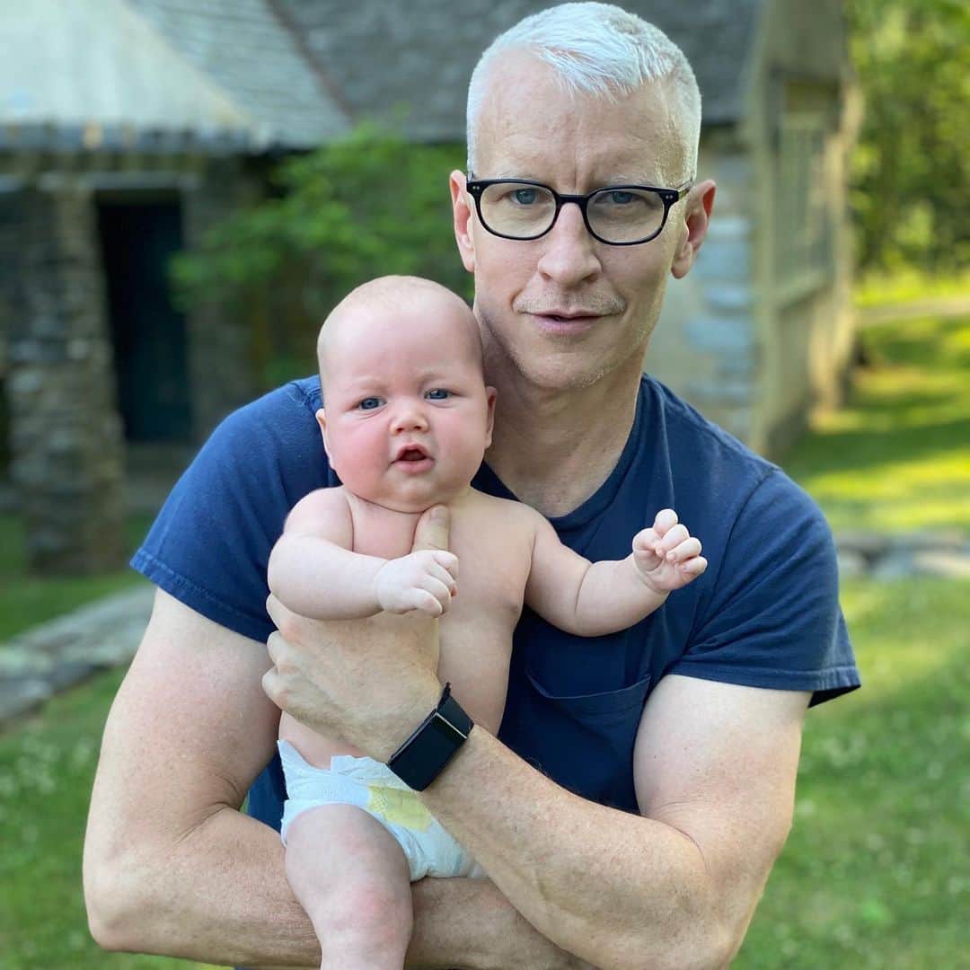 のインスタグラム：「Wyatt is 10 weeks old and doing great. He likes naps and milk, bath time and being read to. Thank you for all your lovely cards and messages!」