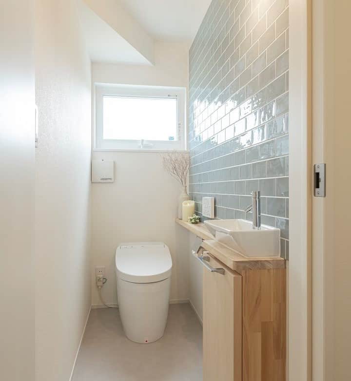 コラボハウス一級建築士事務所さんのインスタグラム写真 - (コラボハウス一級建築士事務所Instagram)「.⠀⠀ 階段下のスペースを⠀⠀ トイレとして活用しました。⠀⠀ 壁一面のカウンターには⠀⠀ 配管部分に扉を造作し、掃除道具の収納に。⠀⠀ カウンター上のタイルがおしゃれです。⠀⠀ .⠀⠀ 他にも沢山のお家を⠀⠀ ホームページでご紹介しています。⠀⠀ @collabo_house　からご覧ください。⠀⠀ #トイレ #タンクレストイレ #タイル #カウンター #造作家具 #クッションフロア #階段下 #下がり天井 #洗面台 #自分らしい暮らし #マイホーム #デザイナーズ住宅 #注文住宅新築 #設計士と直接話せる #設計士とつくる家 #コラボハウス #インテリア #愛媛 #香川 #新築 #注文住宅」7月13日 19時00分 - collabo_house