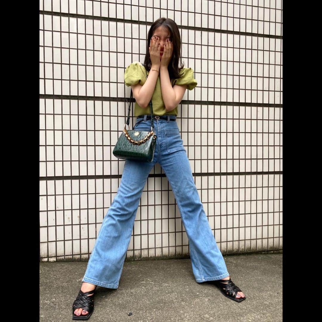 青島妃菜さんのインスタグラム写真 - (青島妃菜Instagram)「.﻿ ﻿ お久しぶりの私服☀️☀️﻿ 撮ってる時にねぇねが笑わせてくるから...﻿ 笑いすぎ😂﻿ ﻿ 最近は同系色を身につけるのが好きで﻿ トップスにはピスタチオのグリーン🟢﻿ バッグはダークグリーン🟢﻿ ﻿ ﻿ ブランドはタグ付けしてます☺︎﻿ ﻿ #あおしまコーデ」7月13日 19時02分 - hina1226_01