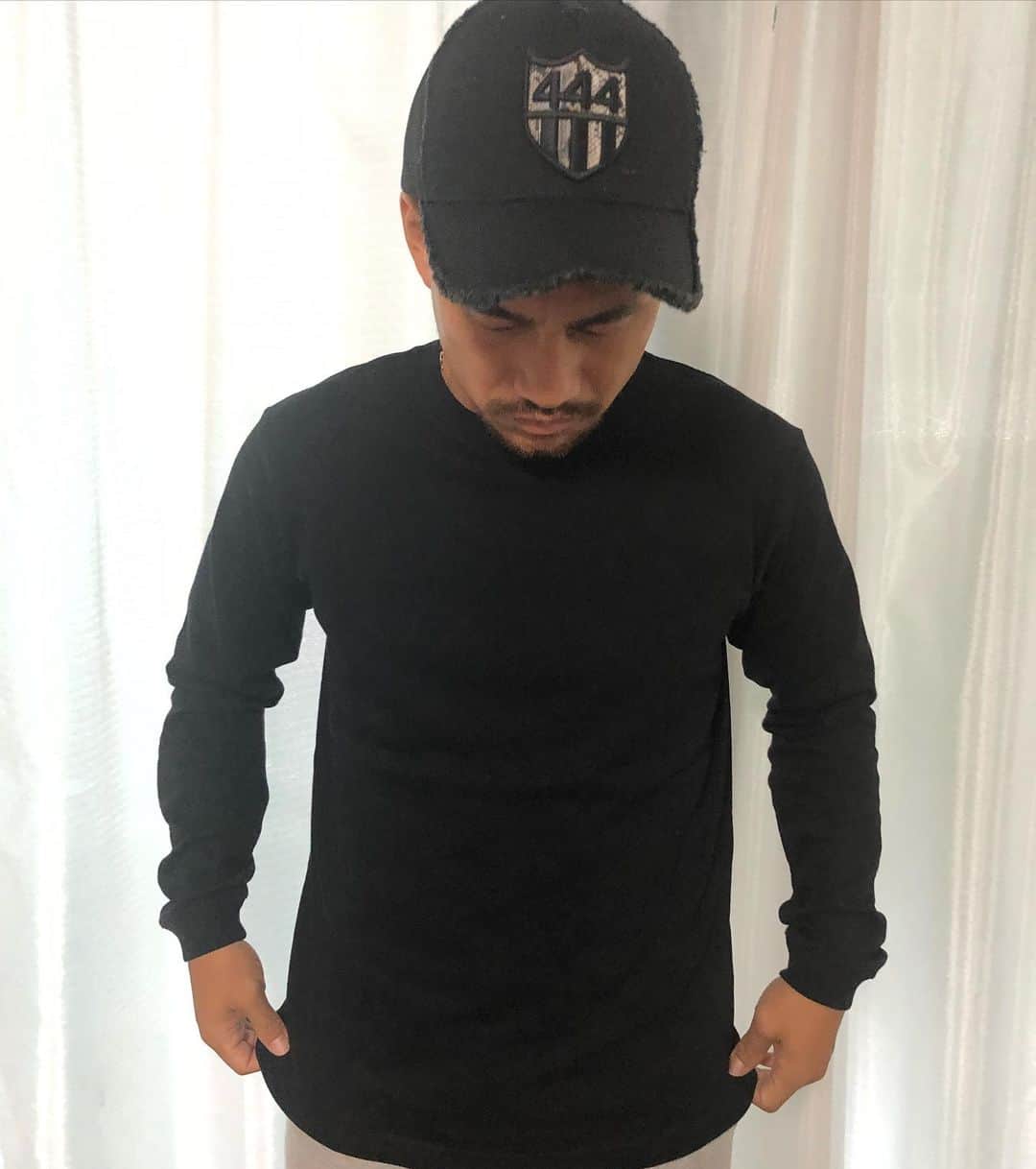 吉田豊のインスタグラム：「My brotherのピーターウタカ選手のアパレルブランドの服です❗️ オーガニックコットンで着心地最高👏 売上の50%はウタカ選手の祖国ナイジェリアのコロナパンデミックを受けた方々の為に使われるそうです！ @pu_clothing9  #peterutaka#puclothing https://puclothing.1net.jp/ #ユタカとウタカ」