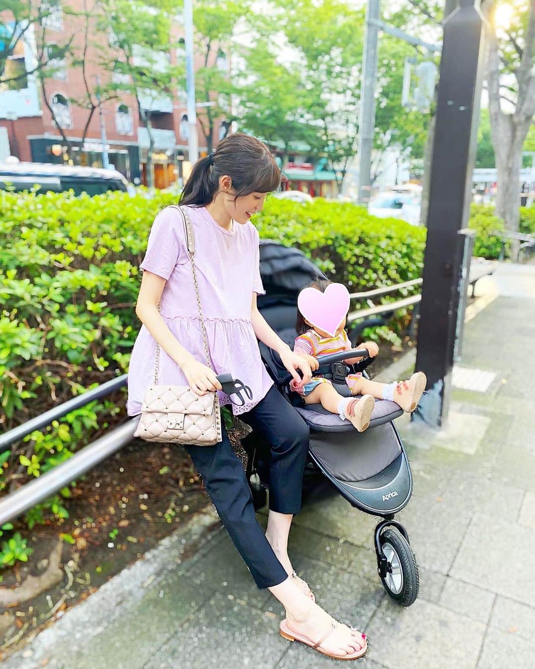 小林真由のインスタグラム：「昨日は公園の前にテイクアウトをしに..🥤 最近ベビーカーが好きみたいなので﻿ 一瞬の為におろして一瞬乗せて😂﻿ ﻿ tops: #zara﻿ pants :#chocoa (佐彩のお下がり🥺💕)﻿ shoes: #tsurubymarikooikawa  bag: #valentino﻿ ﻿ ﻿  #ザラ #チョコア #ツルバイマリコオイカワ #ヴァレンティノ #アップリカ #ベビーカー #プチバトー #ファッション #コーデ #ママコーデ #女の子ママ #ママライフ #マタニティ #マタニティライフ #妊婦 #妊婦コーデ #マタニティコーデ #妊娠9ヶ月 #第二子妊娠中 #コーディネート #coordinate #fashion #1歳 #女の子ベビー #ベビー」