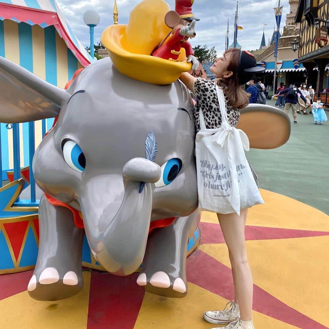 YUYUさんのインスタグラム写真 - (YUYUInstagram)「Disneyland〰️💋 . tops : @charles_chaton  pants : @bibiy_official 7月中旬発売 bag : @bibiy_official 7/15 in🤍 shoes : @converse  . #Bibiy. #Bibiy_GIRL #Disney #Disneyland」7月13日 19時16分 - yuyukmt