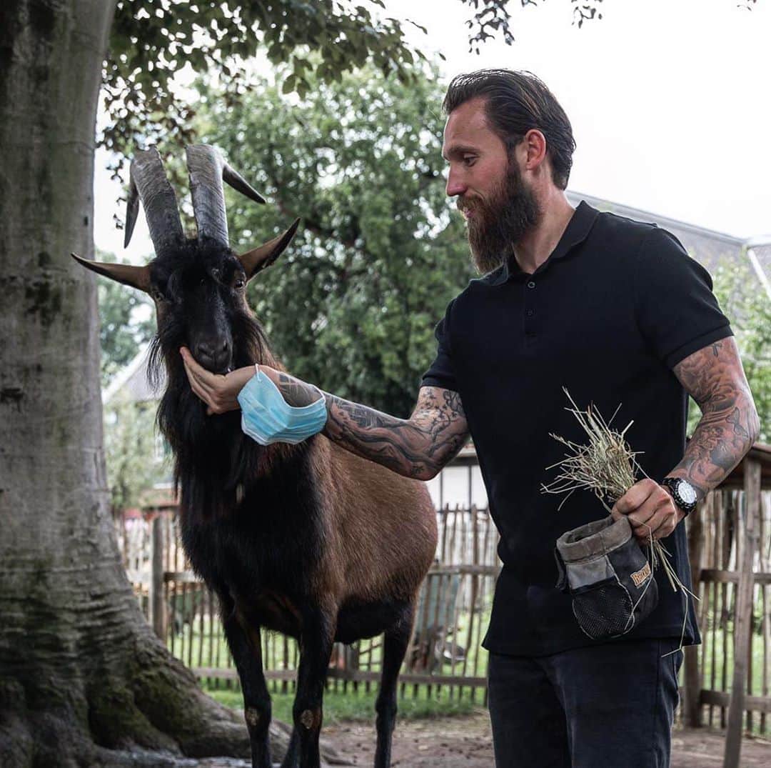 マルコ・ヘーガーのインスタグラム：「Long time ago #hennes 👋🏻🐐 @fckoeln @koelnerzoo  #fc #effzeh #köln #cologne #zoo #visit #maskottchen #fun #qualitytime #vacation #mh6 #liebedeinestadt」