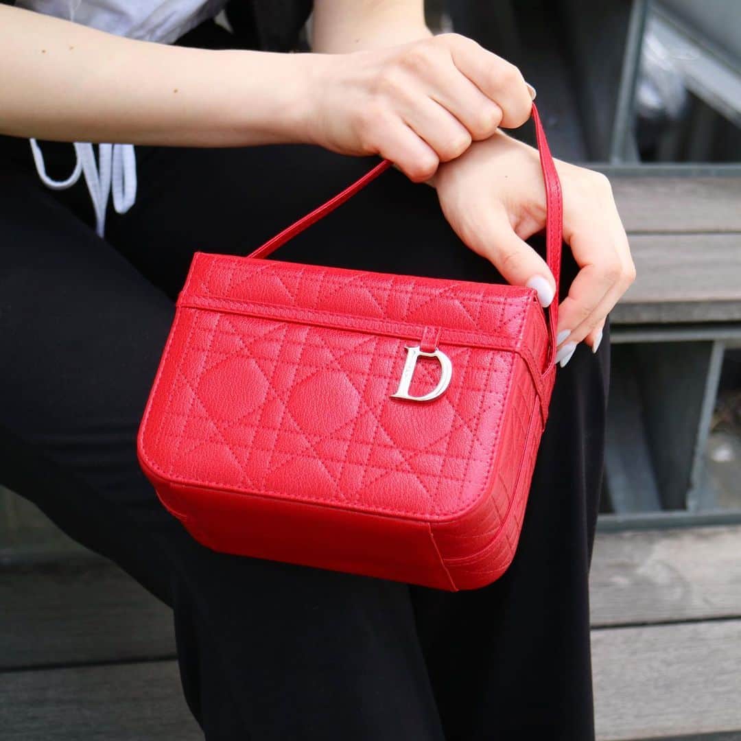 Vintage Brand Boutique AMOREさんのインスタグラム写真 - (Vintage Brand Boutique AMOREInstagram)「SOLD OUT❣️❣️Dior Cannage boxy handbag from 2007  On webstore search for AO27114  ▶︎Free Shipping Worldwide✈️ info@amorevintagetokyo.com  #ヴィンテージ #エルメス  #ヴィンテージエルメス #ヴィンテージブランドブティック #アモーレ #アモーレトーキョー #表参道 #青山 #東京 #hermes #vintage #vintageHermes #hermesvintage#amoretokyo  #amorevintage #vintageshop」7月13日 19時15分 - amore_tokyo