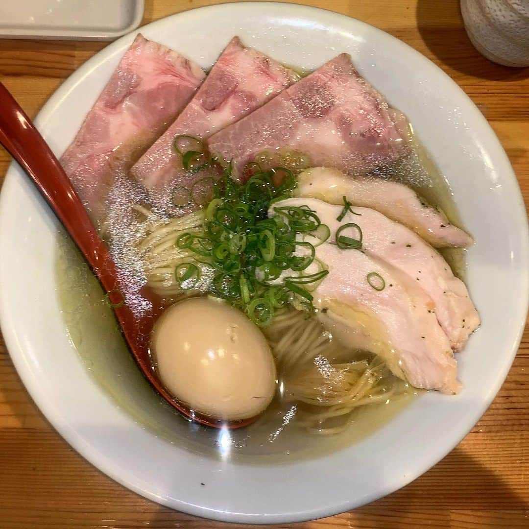 池内万作さんのインスタグラム写真 - (池内万作Instagram)「所用で川口に行ったので久しぶりにラーメン。 スッキリしたスープで、これをサイドメニューのひつまぶしにかけて食べるのが有名らしいんだけど、ひょっとしてダイエット中だったっけ？ とか思ってやめておきましたw いやいや、美味しかったっす〜。 #イケウチさまよう #イケウチの単独飯 #麺でした」7月13日 19時18分 - mandeshita