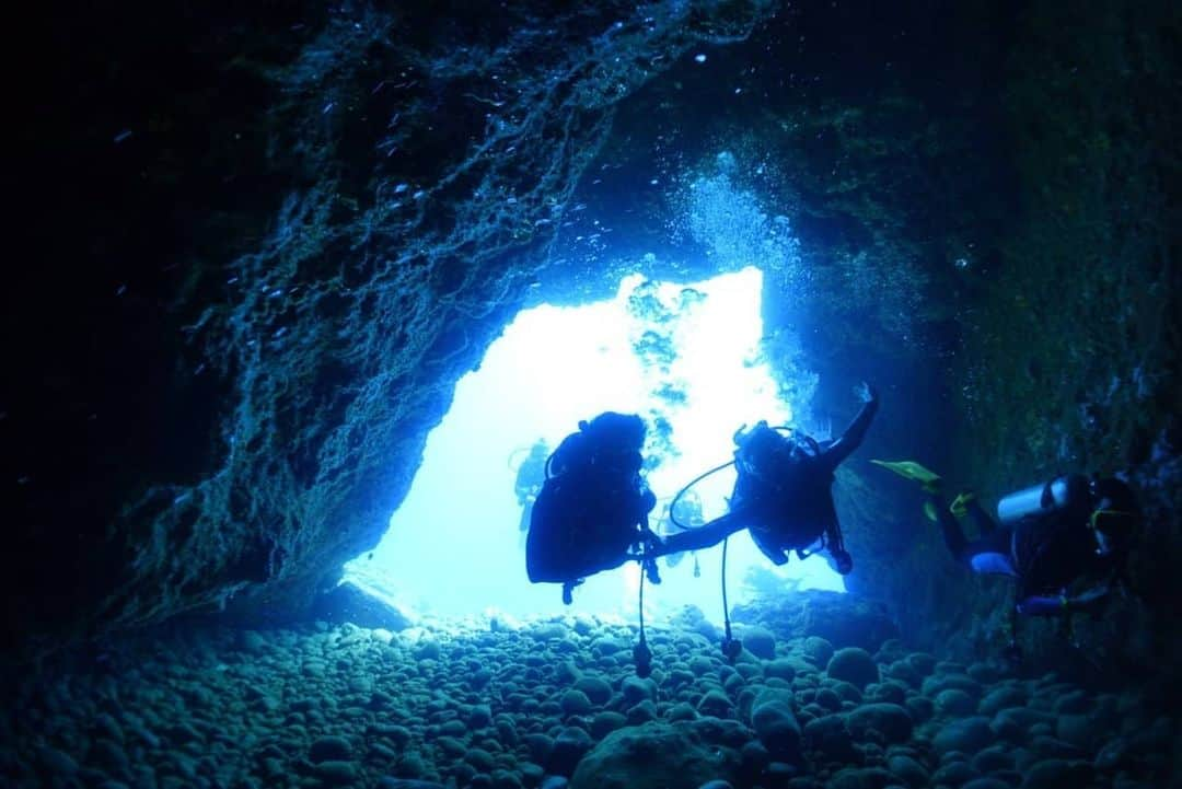 慢慢説（マンマンシュオー）さんのインスタグラム写真 - (慢慢説（マンマンシュオー）Instagram)「身在其中， 也許感受不了事件的全部樣貌， 偶爾換位思考，把自己抽離， 透過不同角度或不同視角， 說不定就會有新的發現。  Photo by @shayne_chiang  #屎精團 @bgm301  #蘭嶼 #藍洞 #潛水 #lanyü #scubadiving」7月13日 19時24分 - _murmurshow_