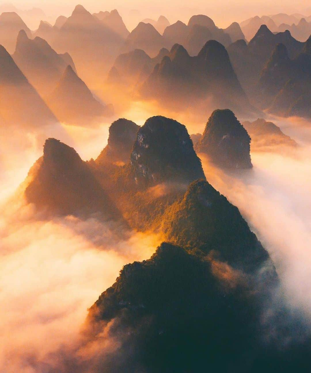 Canon Photographyさんのインスタグラム写真 - (Canon PhotographyInstagram)「Crazy light and clouds  Photography - @airpixels  Curated by @henry.nathan  #clouds #light #sun #mountains #lightstreaks」7月13日 19時34分 - cpcollectives