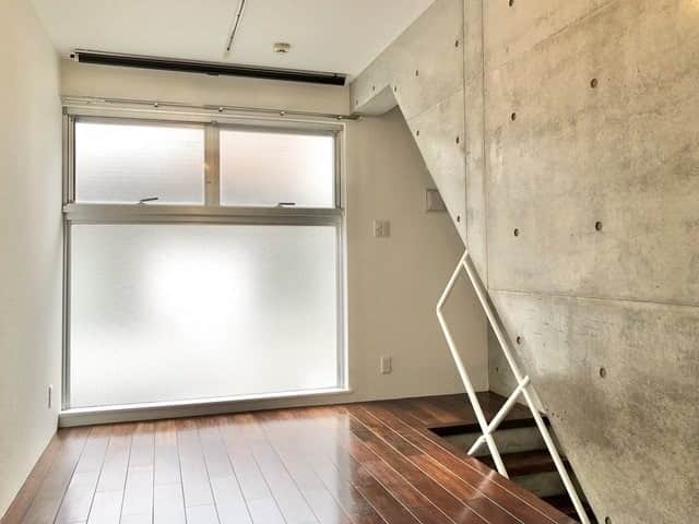 グッドルームさんのインスタグラム写真 - (グッドルームInstagram)「▼素敵なサプライズ  白金台にあるデザイナーズマンション。 そこはまるで、びっくり箱のようでした。  さっそく蓋を開けて入ってみましょう。  ＊ペット相談可能なお部屋です＊ ＊360°ぐるっと見渡せるお部屋です＊ ⁠ -------------------⁠ ⁠ 東京 #白金台 1DK 29.72㎡  コンクリート×ホワイト× ダークブラウンの1R。  「カッコいい」「クール」 そんな言葉が似合います。  1階には水回りがまとまっていて、 ミントグリーンの壁に心が癒されました。  さらに特徴的なのは、 お風呂にテレビがあること。 ゆったりとしたバスタイムが過ごせそう。  2階に上がりふと天井を見上げると、 何やら取っ手が……？ 引いてみると、まさかのスクリーンが登場。  プロジェクターを用意すれば、 映画鑑賞なども楽しめちゃいます。  なんだか住むだけでワクワクするような、 驚きの設備が整うお部屋です。  ・⁠ こちらの物件は実際に住めるお部屋です。詳細はストーリー、ハイライトにて！⁠ ・⁠ こだわりのお部屋探しは、@goodroom_jp から URLをチェック！⁣⁣⁣⁣⁣⁣⁣⁣⁣⠀⁣⠀⁠ ・⠀⁠ ※最新のお家賃につきましては、リンク先物件ページからご確認ください。⁠ ⁠・⁠ #goodroom #interiordesign #decoration #myhome #homedesign #interiordecor #urbanlife #apartment #tokyo⁠ #東京 #生活 #シンプルな暮らし #シンプルライフ #日々の暮らし #引っ越し #暮らしを整える #二人暮らし #物件探し #お部屋探し #お洒落な暮らし #理想の空間 #空間デザイン #間取り図 #賃貸⁠ #丁寧な暮らし #ペットと暮らす  #メゾネット #バスルーム #階段のある家」7月13日 19時30分 - goodroom_jp