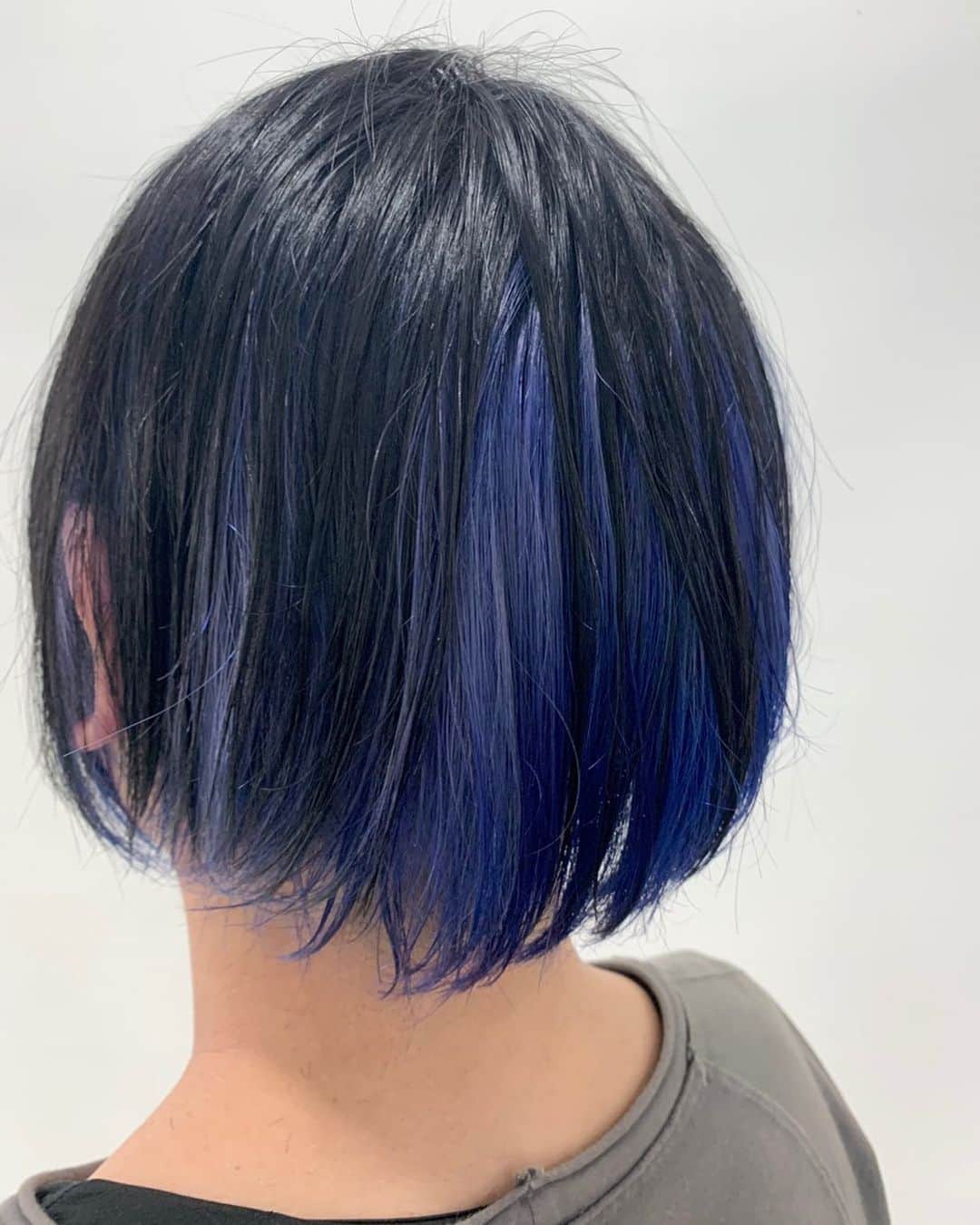吉澤響のインスタグラム：「髪を青くしてきた。いつものように内側だけ。表面を見て「青くないですね」みたいなこと言われがちなので、今回は写真を撮ってもらいました。青い。」
