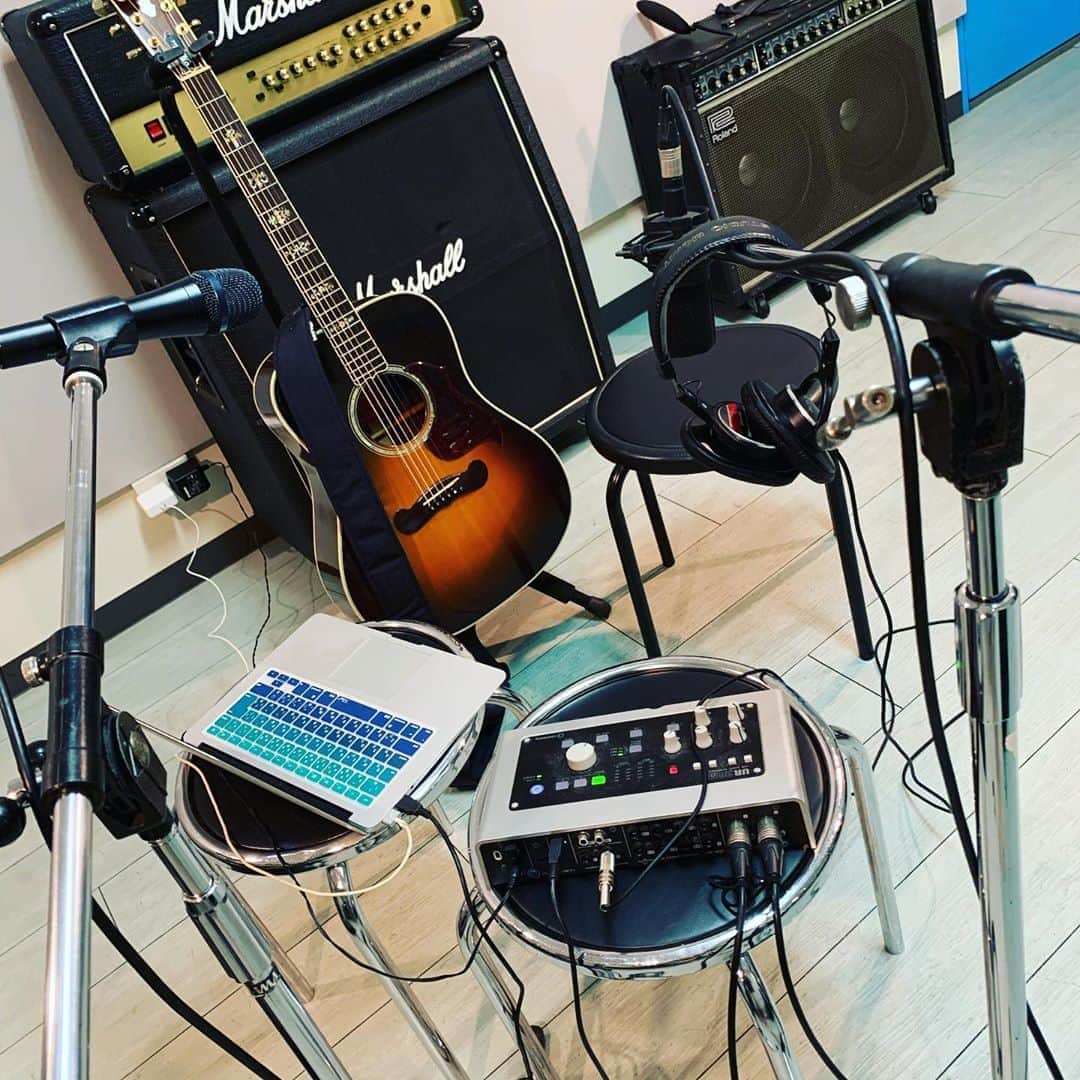 川崎鷹也さんのインスタグラム写真 - (川崎鷹也Instagram)「自分で作ったくせに難しい、、😢 何よりRECが1番難しい、、、😇  #rec #recording #acoustic #guitar #gibson #instagood #instalike #instagram #instalove #instacool #instamusic」7月13日 19時37分 - kawasaki_takaya