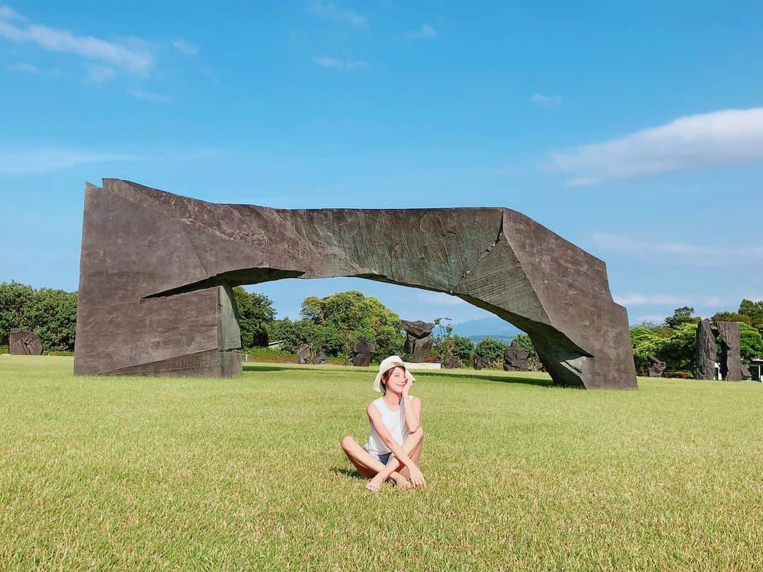 Miaのインスタグラム：「天空有多美太陽就有多大🌞 #朱銘美術館  #jumingmuseum  #北海岸景點  #親子旅遊」
