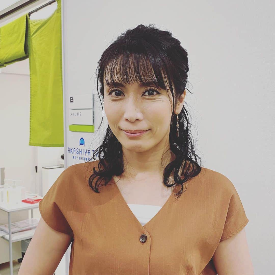 松川浩子さんのインスタグラム写真 - (松川浩子Instagram)「久しぶりの美容院。  後ろ髪切ったことは きっと誰にも気付いてもらえないかと 切ったアピールするため 前髪も切りました！  きっと 暑いし、 鬱陶しく感じてしまうので 滞在時間一週間ほどの 前髪だろうけど 伸びるまで 前髪生活楽しんでみることにします。  #前髪カット#半年ぶりの美容院#ちちんぷいぷい#今日は肌寒くてショールが欠かせなかった」7月13日 19時37分 - hiroko_matsukawambs