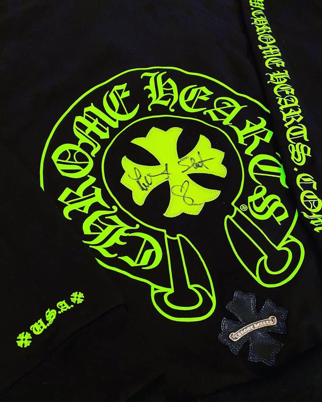 のインスタグラム：「🖤🖤🖤💚💚💚🙏🏻🙏🏻🙏🏻 CHROME HEARTS CHARITY LIMITED. First Piece limited Arrival ＋＋＋  ・ ・ ・ ・ ・ ・ ・ ・ ・ ・ #chromeheartsofficial #chromehearts #richardstark #laurielynnstark #jessejostark #mattyboy #mattdigiacomo #ch #silver #leather #ootd #outfit #ootdmen #mensfashion #hypebeast #クロムハーツ #クロムハーツ部 #크롬하츠 #克罗心」