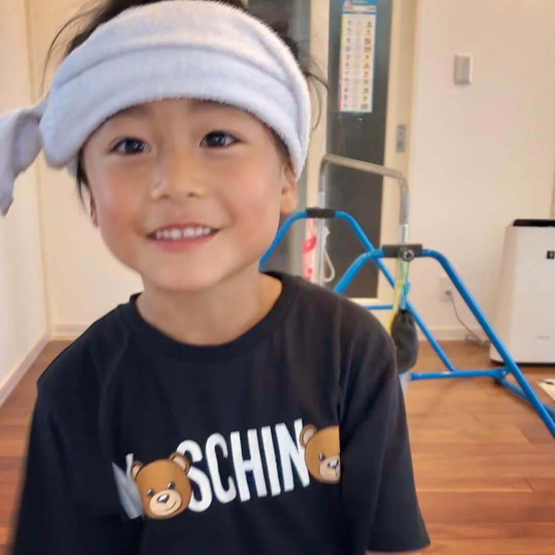 かなのインスタグラム：「． 「ママ見て〜！じぃじみたいでしょ😆」 ． 白いタオルを頭に巻いて そう言って私の前で笑ってみせる☺️ そうだね、じぃじいつもタオル巻いてたもんね♡ ． 小さな彼らの中にも、私自身もそう。 パパの生きた証がここにいるよ。 今日も泣いて、笑っているよ🍀」
