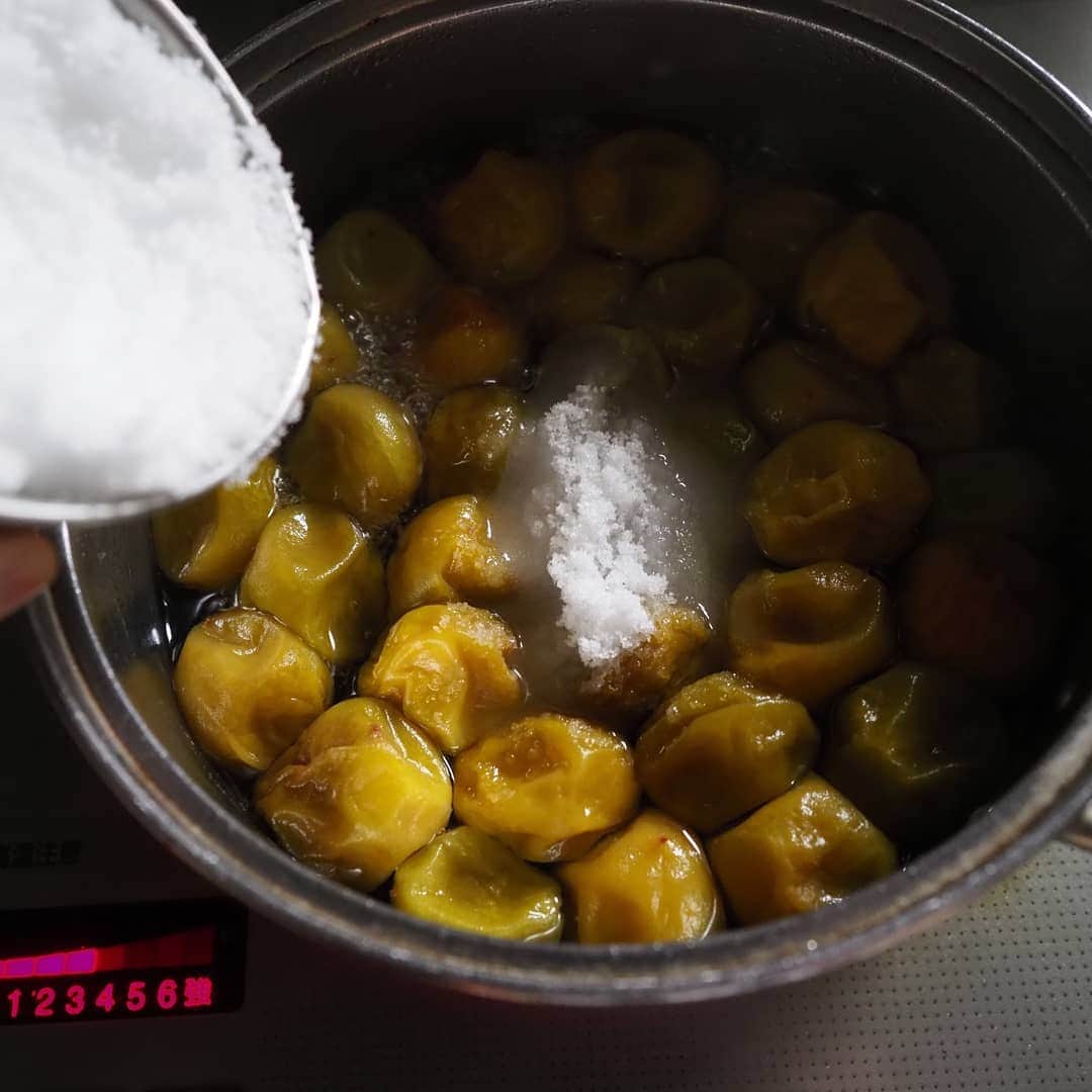 Michiko Maedaさんのインスタグラム写真 - (Michiko MaedaInstagram)「梅シロップが仕上がりました😁🌿 取り出した梅で甘露煮💕  (梅の甘露煮) 梅シロップの梅  300g 水  適量 砂糖  150g (作り方) 梅シロップから取り出した梅を鍋に入れ、ひたひたの水を加え中火にかける。 10分ほど煮込んで梅がぷっくり柔らかくなったら、砂糖を加えさらに10分弱火で煮る。火を止めそのまま冷ましたら出来上がり❤️ 煮汁ごと保存容器に入れ、1週間ぐらいで食べきって下さいね♪ 梅ゼリーに入れたり、そのままお茶請けにして召し上がれ😋🌿  #梅の甘露煮#梅#甘露煮#梅シロップ #梅シロップ#梅ゼリー#お茶請け #IGersJP#IGersjp#IGersj#クッキングラム#デリスタグラマー#おうちごはんlover#コッタ #lin_stagrammer#kurashiru#クッキングラム#クッキングラムアンバサダー#クオカ#エルグルメ#フーディーテーブル#おうちごはんlover#おうちごはん革命#おうちカフェ#ハラペコさんの夏休み」7月13日 19時46分 - shana.mama