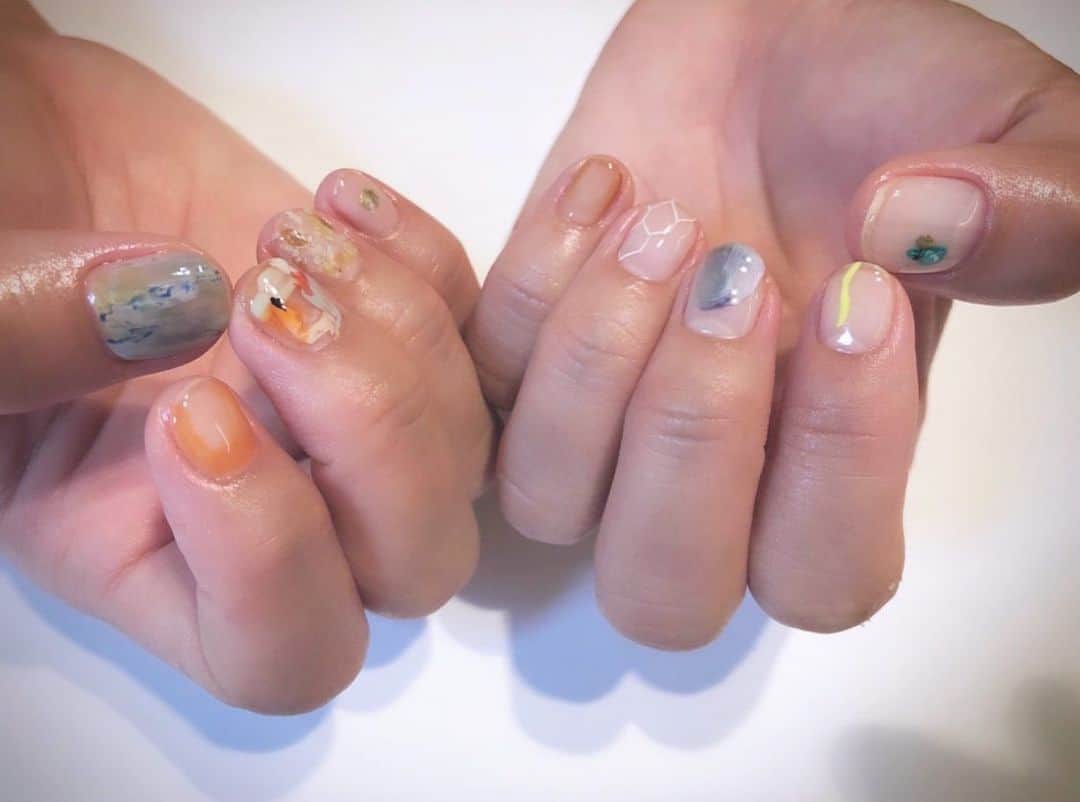 水川あさみのインスタグラム：「💅🏻 六角形のエネルギーでお守りネイル  @mojonail_shokosekine の祥子は天才。このちっこいちっこい爪の中に宇宙の様な無限のアートを描いてくれる。 7月はお誕生日月でもあるしエネルギーに満ちた日々を送りたいので最近気になる六角形をモチーフにデザインしてもらったよ。 うっとり🧡」