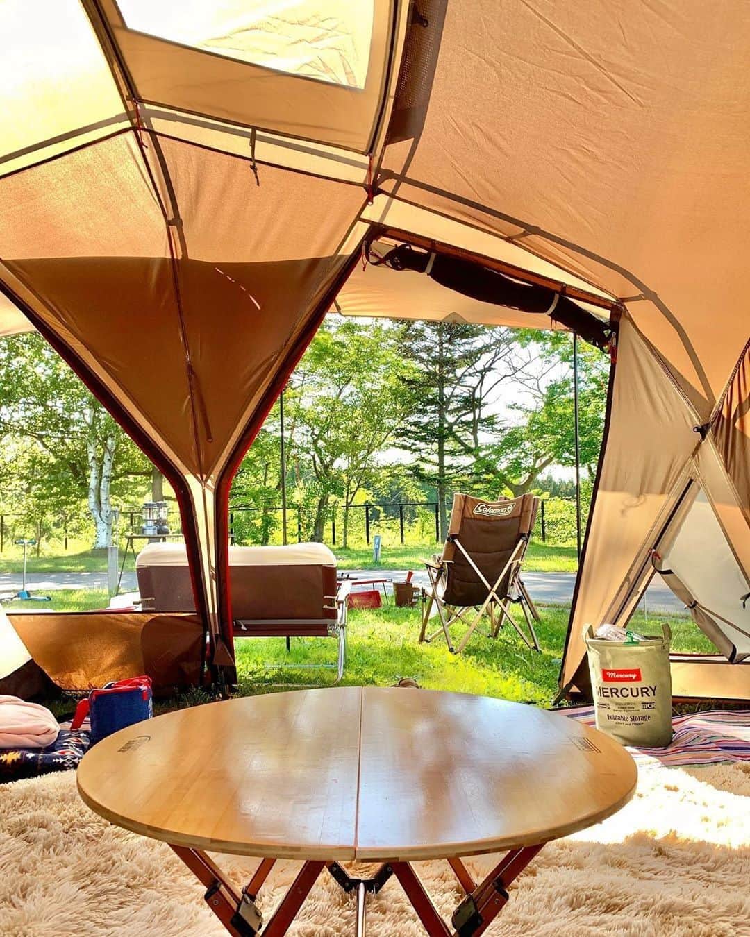 Coleman Japanのインスタグラム：「ゆったりひろびろ開放感。こんな晴れた日は #テントからの景色 🏕を楽しもう。 ・ 📷：@yuuuuta248 さん 素敵なお写真ありがとうございました☺️ ・ ━━━━━━━━━━━━━━━━━ #私のコールマン を付けて投稿して頂いた中から素敵なお写真は、コールマン公式SNSでご紹介させて頂きます♪ ━━━━━━━━━━━━━━━━━ ・ ・ ・ #灯そうColeman #灯そうコールマン #灯そう #Coleman #コールマン #Camp #キャンプ #Outdoor #アウトドア #Tent #テント #コールマンテント #ウェザーマスター #マスターシリーズ #キャンバススリングチェア」