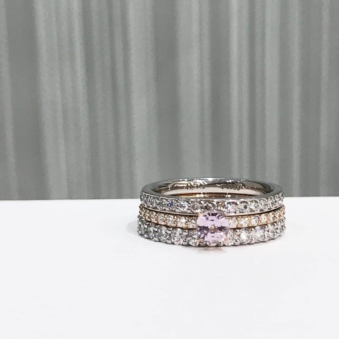 のインスタグラム：「【Eternity Diamond Fair】-7/19 エタニティリングの「Dial」と、NADIAのピンクサファイヤリングの重ね着け。いつもの細身のリングだけでは物足りない気分には、相性の良いストレートなリングを添えてあげると、エレガントな雰囲気に変化します。 #銀座  #ginza  #銀座シックス  #ginzasix  #メゾンドナディア #maisondenadia  #madeinjapan  #jewelry  #ジュエリー  #期間限定 #リング #ブレスレット #ダイヤ #サファイヤ #エタニティ #重ね着け  #nadia」