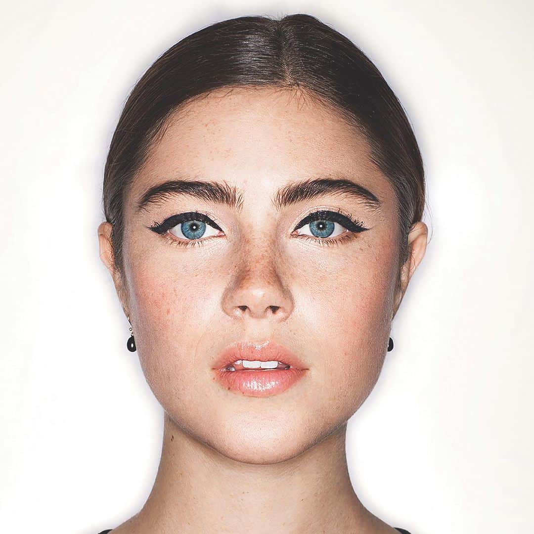 ボビー・ブラウンのインスタグラム：「Still and always love this photo ,and  her makeup and hair. You asked and I promised I’d post more of my favorite looks. Today’s lesson is to see how close to the lash line the black liner is. If it’s a thin or thicker line It depends on the look you’re going for and the shape of your eye. And Uber black mascara that stands up to the strength of the liner gets a shout out. Want to learn more? Check out my @masterclass and @bbportfolio Photography @henryleutwyler hair @hervecb eyeliner questions answered below. ( I’ve been using @241cosmetics  liquid liner. So easy)」