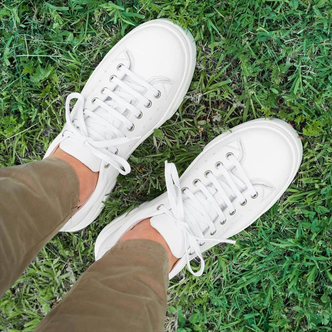 アテストーニさんのインスタグラム写真 - (アテストーニInstagram)「Calfskin sneakers with high rubber sole: simple while timeless. Easy for mix & match. Athleisure.  Summer must-have.  #atestoni #madeinitaly #craftsmanship #ss20 #italiandesign #italianshoes #leathershoes #sneakers #leathersneakers #summerlook #manoutfit」7月13日 19時59分 - testoniofficial