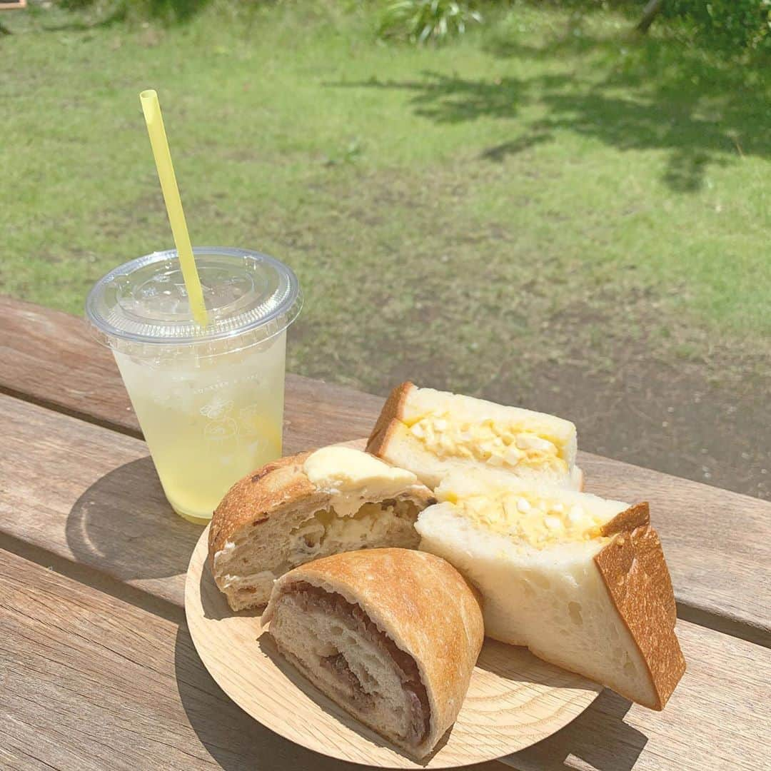 兼田日向子のインスタグラム：「🍞#ひなぽんグルメ  海辺のパン屋さん 三角屋根に行ったときの…❤︎  テラス席もあって、本当気持ちいい場所です  たまごサンドが特にわたしのお気に入り🐥 ふわっふわで甘い食パンが忘れられない🥺♡♡♡  人気店でちょっと並ぶけど、 意外とすぐ食べれました！！ 逗子方面に行ったら 是非立ち寄ってみてください〜🏄‍♂️  ちなみにわたしは ここのパン屋さんで3000円ほどテイクアウトしたけど バス停に全部忘れてきました😇 心優しい人が拾ってくれて 食べてくれてますように…… . . . . #三角屋根パンとコーヒー#逗子#逗子カフェ#神奈川カフェ#神奈川グルメ#逗子ランチ#パン屋さん巡り#たまごサンドイッチ#葉山カフェ#葉山ランチ#葉山#zushi#kanagawa#hayama」