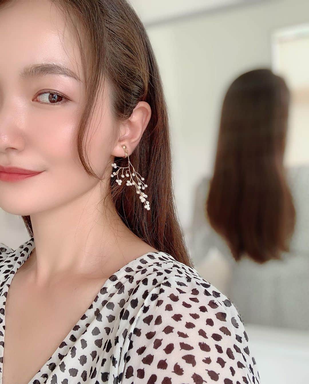 リナのインスタグラム：「たまにはダウンスタイルにしてみる…💠 …でも、やっぱり暑くてお団子に…🍡 . 毛量多くて猫っ毛… 髪少なめのさらっとヘアに憧れる…❤︎ 何でもかんでも無い物ねだり😏 . .  落ち着いたら銀座カラーでケアしたいなぁ〜！ 銀座カラーなら 全身脱毛6回のおまとめ予約が可能だよ★ ...................................................... #longhair #refresh #haircare #Dalmatian # onepiece #ootd #makeup #pierce #perl #おうち時間 #callaPR #hairstyle #hairsalon #hairarrange #銀座カラー #脱毛 #全身脱毛 #顔脱毛  無料カウンセリングのご予約は『 @ginzacalla_official 』の 公式アカウントURLからキャンペーンcheck！」
