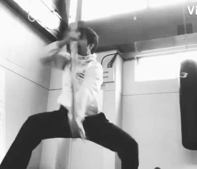 のインスタグラム：「南棍、棍術。#武術太極拳 #アクション #俳優 #中国武術 #カンフー #南拳 ‬#kungfu #wushu_china #wushutaolu #kungfulife #actress #wushukungfu #nanquan #kungfumovies #gym #fitness #martialarts #actor #action #movie #training #workout #actionmovie #chinesemartialarts #映画 #kys #kicks #kung fu #映画 #weapons」