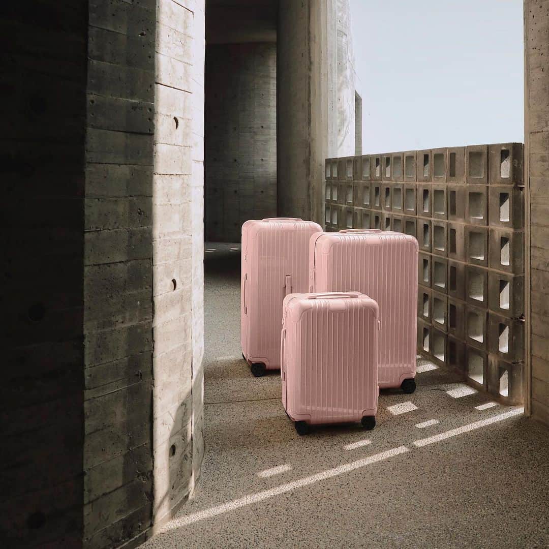 HYPEBEASTさんのインスタグラム写真 - (HYPEBEASTInstagram)「@hypebeaststyle: @rimowa has added two new desert-inspired hues to its Essential suitcase line. Coming in Cactus and Desert Rose, both options come in sizes of Cabin, Check-In L and Trunk Plus, alongside an additional sticker set containing five thematic designs. Look for the range to arrive on July 16, starting with Asia Pacific followed by the rest of the world. ⁠⠀ Photo: RIMOWA」7月13日 20時02分 - hypebeast