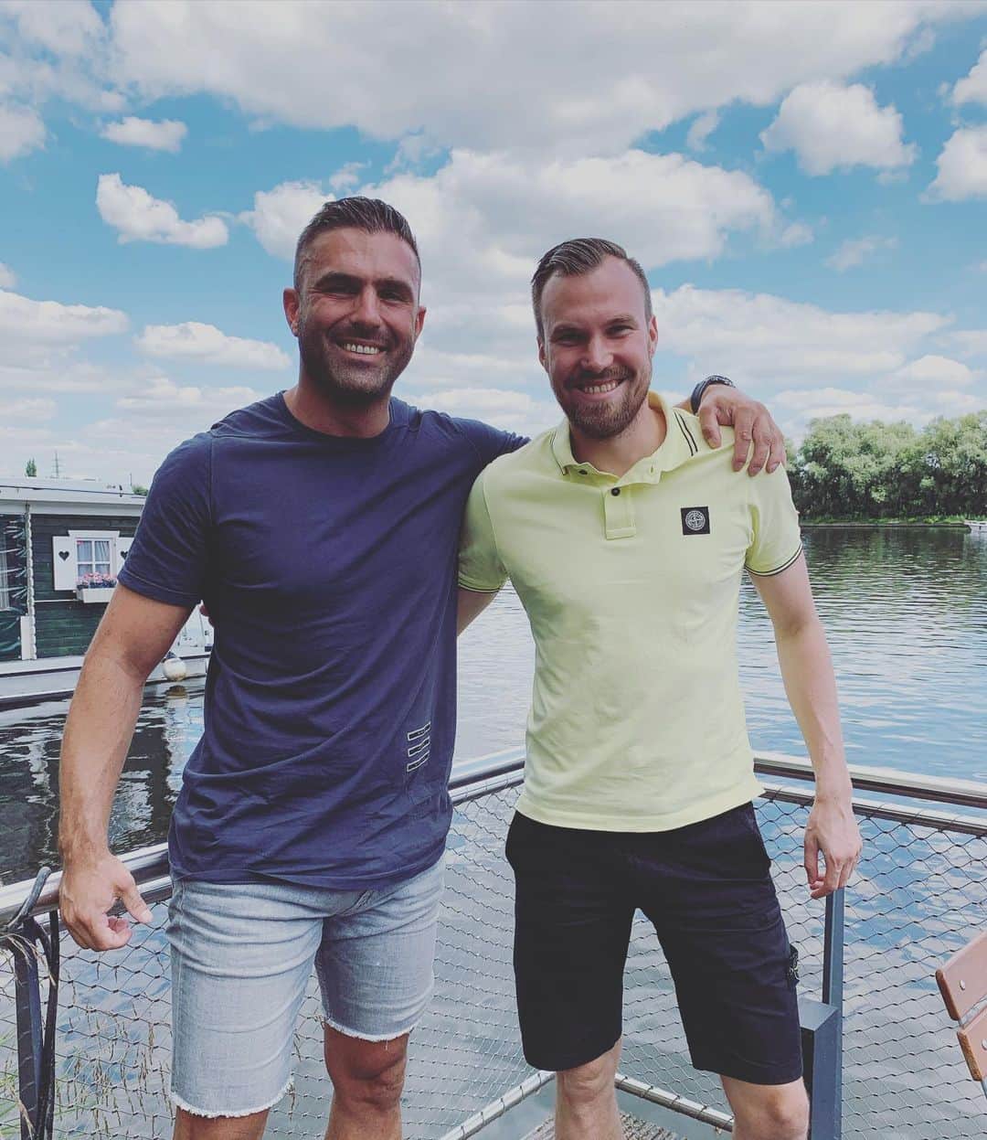 ケヴィン・グロスクロイツのインスタグラム：「Grüße aus Berlin 💯🤜🏻🤛🏻 #dortmund #berlin #magdeburg #freundschaft #isso」