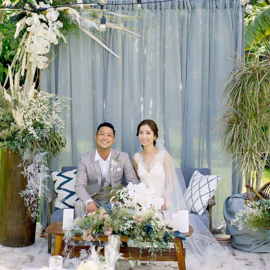 ARCH DAYS Weddingsさんのインスタグラム写真 - (ARCH DAYS WeddingsInstagram)「「ファブリック」を取り入れたウェディングの装飾アイディア🕊✨﻿ ﻿ ﻿ 結婚式の装飾アイテムは、二人が思い描くウェディングの雰囲気に合うアイテムをセレクトしたいですよね♩今回おすすめしたいのは、ファブリックを取り入れた会場装飾。﻿ ﻿  ﻿ 一言にファブリックと言っても種類はさまざまで、色やデザインだけでなく素材によっても色んな雰囲気が表現可能！だからこそ、ファブリックは会場装飾におすすめのアイテムなんです🌼﻿ ﻿ ﻿ こちらのコラムでは、ARCH DAYS花嫁さんが実際に会場装飾として取り入れたファブリックアイテムをご紹介していきます♩﻿ ﻿ ﻿ -----﻿ ﻿ ﻿ ▽このCOLUMNを読むにはストーリーズをチェック﻿ ﻿ ﻿ -----﻿ ﻿ ﻿ ARCH DAYSへウェディングフォトを掲載させていただける方を大募集✨﻿ ﻿ ﻿ 当アカウントをフォロー＋ #archdays花嫁 をつけて投稿してくださった方へ、編集部より「リポスト・メディア掲載」のお声がけをさせていただきます。﻿ ﻿ ﻿ 挙式当日だけでなく、前撮りや後撮りなどフォトウェディングの投稿もOK！ぜひ沢山アップしてくださいね♩﻿ ﻿ ﻿ -----﻿ ﻿ ﻿ ▽ARCH DAYSトップページはこちらから☑️﻿ @archdays_weddings﻿ プロフィールのリンクから👰🏻﻿ ﻿ ▽バースデー・ベビーシャワーなどの情報を見るなら💁🎉﻿ @archdays﻿ ﻿ ﻿ -----﻿ ﻿ ﻿ ARCH DAYSに会員機能ができました💁‍♀️﻿ ﻿ 気になる記事や写真をクリップして、もっと便利に！自分だけのページを作れます📎﻿ ﻿ また、会員登録をしてマイページからパートナーを招待すれば、2人でイメージを共有可能に♩﻿ ﻿ ﻿ -----﻿ #archdays #archdays_wedding #アーチデイズ #アーチデイズウェディング #archdays花嫁 #会場装飾 #ウェディング装飾 #ウエディング装飾 #結婚式装飾 #ウェルカムスペース #ウェルカムボード #ウェルカムスペース装飾 #ウェルカムボード手作り＃ #ウェルカムボードdiy #ウェルカムボード結婚式 ＃受付スペース #受付サイン #受付装飾 #受付スペース装飾 #ウェディングフラッグ #アイルランナー #マクラメ #マクラメタペストリー #高砂 #高砂装飾 #高砂ソファ #高砂ソファー #ティピー #ティピーテント﻿ -----﻿ https://archdays.com/column/2020/07/13/59819﻿ -----」7月13日 20時07分 - archdays_weddings