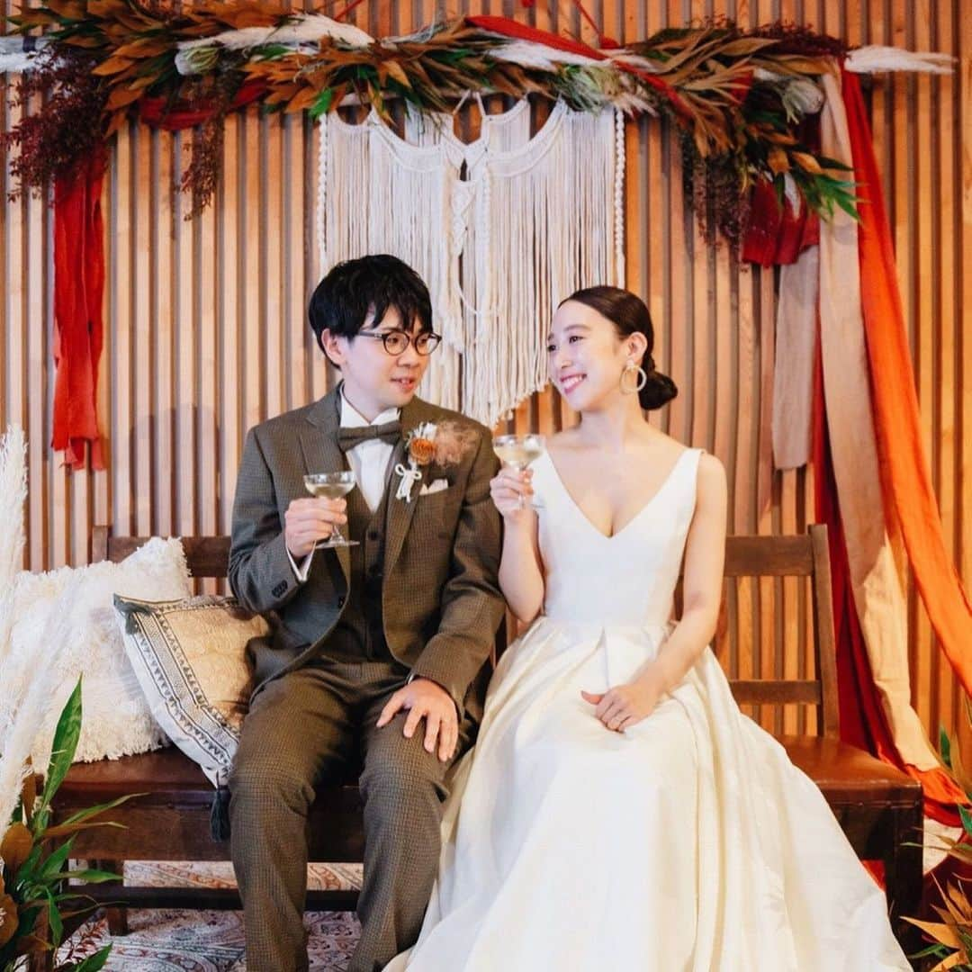 ARCH DAYS Weddingsさんのインスタグラム写真 - (ARCH DAYS WeddingsInstagram)「「ファブリック」を取り入れたウェディングの装飾アイディア🕊✨﻿ ﻿ ﻿ 結婚式の装飾アイテムは、二人が思い描くウェディングの雰囲気に合うアイテムをセレクトしたいですよね♩今回おすすめしたいのは、ファブリックを取り入れた会場装飾。﻿ ﻿  ﻿ 一言にファブリックと言っても種類はさまざまで、色やデザインだけでなく素材によっても色んな雰囲気が表現可能！だからこそ、ファブリックは会場装飾におすすめのアイテムなんです🌼﻿ ﻿ ﻿ こちらのコラムでは、ARCH DAYS花嫁さんが実際に会場装飾として取り入れたファブリックアイテムをご紹介していきます♩﻿ ﻿ ﻿ -----﻿ ﻿ ﻿ ▽このCOLUMNを読むにはストーリーズをチェック﻿ ﻿ ﻿ -----﻿ ﻿ ﻿ ARCH DAYSへウェディングフォトを掲載させていただける方を大募集✨﻿ ﻿ ﻿ 当アカウントをフォロー＋ #archdays花嫁 をつけて投稿してくださった方へ、編集部より「リポスト・メディア掲載」のお声がけをさせていただきます。﻿ ﻿ ﻿ 挙式当日だけでなく、前撮りや後撮りなどフォトウェディングの投稿もOK！ぜひ沢山アップしてくださいね♩﻿ ﻿ ﻿ -----﻿ ﻿ ﻿ ▽ARCH DAYSトップページはこちらから☑️﻿ @archdays_weddings﻿ プロフィールのリンクから👰🏻﻿ ﻿ ▽バースデー・ベビーシャワーなどの情報を見るなら💁🎉﻿ @archdays﻿ ﻿ ﻿ -----﻿ ﻿ ﻿ ARCH DAYSに会員機能ができました💁‍♀️﻿ ﻿ 気になる記事や写真をクリップして、もっと便利に！自分だけのページを作れます📎﻿ ﻿ また、会員登録をしてマイページからパートナーを招待すれば、2人でイメージを共有可能に♩﻿ ﻿ ﻿ -----﻿ #archdays #archdays_wedding #アーチデイズ #アーチデイズウェディング #archdays花嫁 #会場装飾 #ウェディング装飾 #ウエディング装飾 #結婚式装飾 #ウェルカムスペース #ウェルカムボード #ウェルカムスペース装飾 #ウェルカムボード手作り＃ #ウェルカムボードdiy #ウェルカムボード結婚式 ＃受付スペース #受付サイン #受付装飾 #受付スペース装飾 #ウェディングフラッグ #アイルランナー #マクラメ #マクラメタペストリー #高砂 #高砂装飾 #高砂ソファ #高砂ソファー #ティピー #ティピーテント﻿ -----﻿ https://archdays.com/column/2020/07/13/59819﻿ -----」7月13日 20時07分 - archdays_weddings