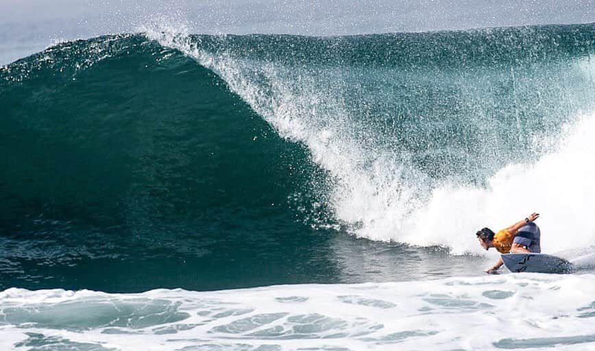 金尾玲生さんのインスタグラム写真 - (金尾玲生Instagram)「.﻿ ﻿ あー、﻿ 海外に行ってこんな波やりたいなー。﻿ ﻿ でも試合も今年は無くなったし、日本をもっと知るいい機会かもな。﻿ ﻿ 行った事のないところでサーフィンしたいなー。﻿ ﻿ あ、良いこと思いついた。﻿ ﻿ あれやるか。あれ。﻿ ﻿ 😏😏😏﻿ ﻿ #surfing﻿ 📸by Ben﻿ ﻿」7月13日 20時08分 - reokanao
