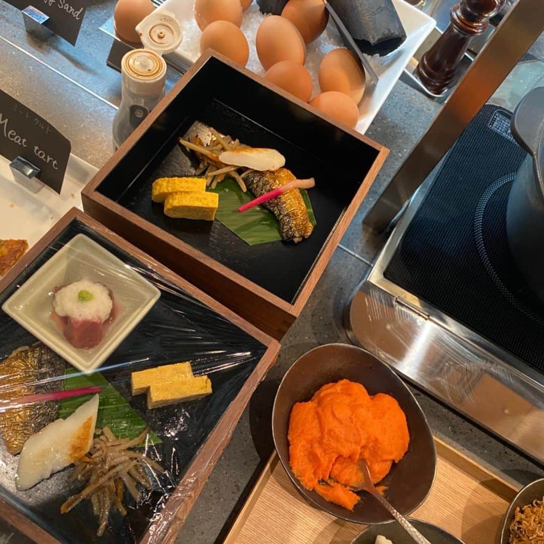 恵美さんのインスタグラム写真 - (恵美Instagram)「ACホテル東京銀座 @achotelginza  のモーニングビュッフェは全てのお料理にこだわりがあり、絶品の数々❤️ . ACホテルのキーアイテムとなる芸術的な薄さの生ハム バターたっぷり焼きたてクロワッサン🥐 こだわりのキッシュ チーズ🧀 手作りジャム 嬉しい日本食🇯🇵🍱 フルーツ 自家製生メロンジュース . こんなに美味しくて豪華な朝食をいただけて、とても素敵な一日のスタートになりました❤️ . チェックアウトはゆっくり12時までなのも嬉しい🙌🏻 . 最高な時間をありがとうございました❤️ . #acginza #ACホテル銀座 #ホテル #ホテルラウンジ #ラウンジ #東京 #銀座 #東京グルメ #銀座グルメ #銀座カフェ #銀座ランチ #ホテルディナー #銀座バー #レストラン #PR #model #モデル #japanesemodel #恵美」7月13日 20時17分 - emi_florence819