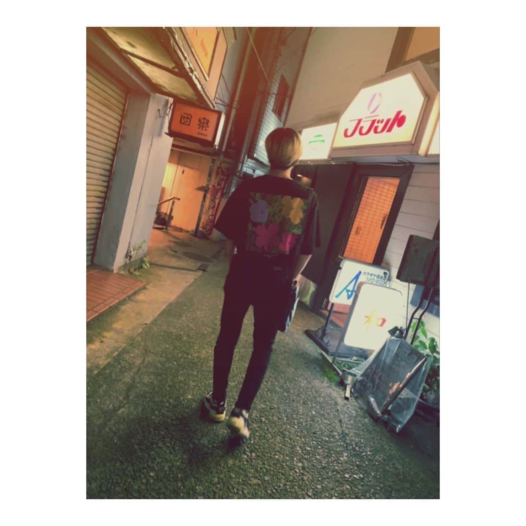 木下流声のインスタグラム：「. Chill time⌚︎💭 . . . . #mood #andywarhol #tshirt #uniqlo #unitedtokyo #puma #adererror #pumaadererror #sneakers #flat #walk #walking #street」