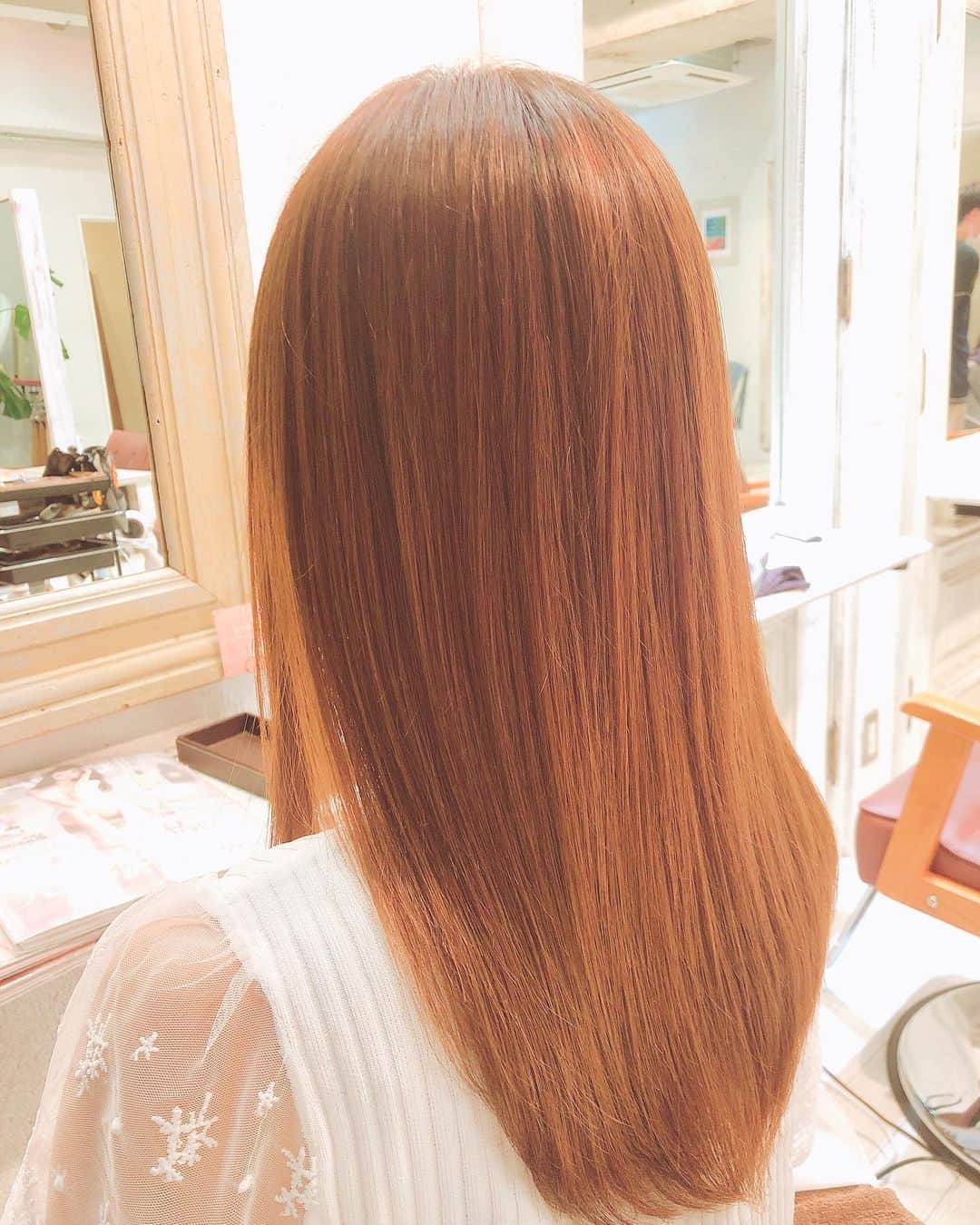 のインスタグラム：「少し前の話。﻿ 髪の毛のごわつきが酷かったので﻿ 久しぶりにストレートかけたよ💇‍♀️💛﻿ ﻿ あ〜😭✨✨✨✨﻿ 快適！！！！！！！！！！﻿ とにかく快適！！！！最高！！！﻿ さらさら！！！！！！！！！！﻿ ﻿ 梅雨の時期は﻿どんなにアイロンしたりコテしても﻿ 外出て湿気がすごいと意味ない時﻿あるよね〜😂﻿ 屋外ロケしてる時も すごいことなってる時あるからさ！ ﻿ 大学時代からお世話になってる﻿ Liko by Marisの渡辺さん🙆‍♀️🧡﻿ いつもありがとうございます😭✨﻿ ﻿ #ストレートパーマ#梅雨#髪の毛﻿ #快適#楽#幸せ#アナウンサー#後ろ姿#ばかり#何故もっとはやくかけなかったのか#と#後悔するくらい快適#笑」