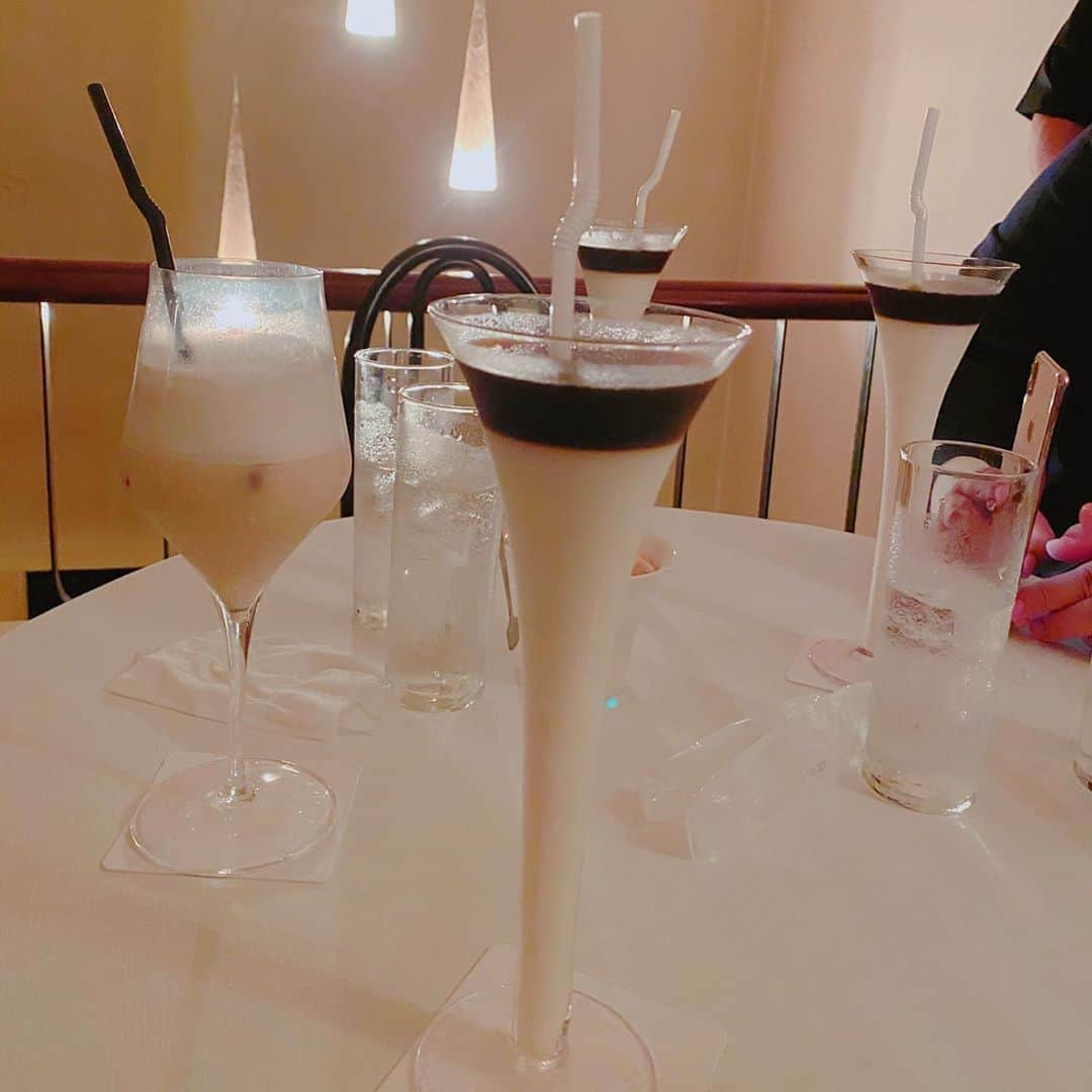 朋未のインスタグラム：「🎂  #massimomarianella #マッシモマリアーニ #名古屋グルメ #名古屋カフェ #老舗喫茶店   ずーっと夢みてたマッシモマリアーニ😍  これカフェラテかと思ったらカフェオレで激甘だった😂」