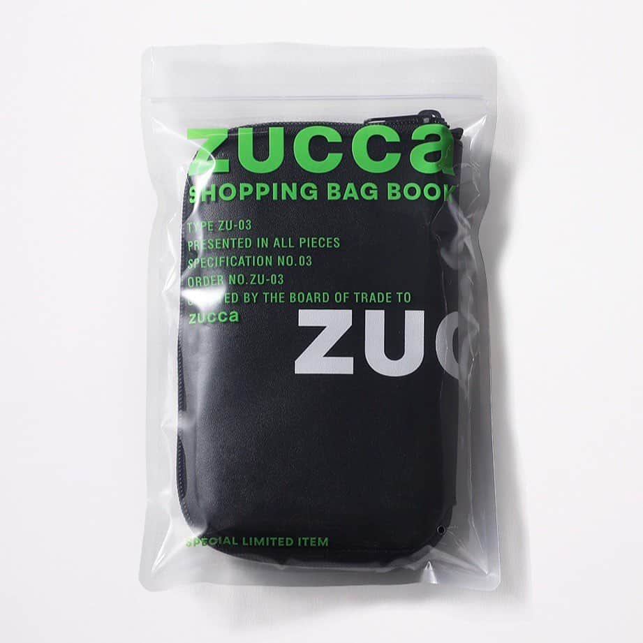 ZUCCa official Instagramさんのインスタグラム写真 - (ZUCCa official InstagramInstagram)「… ファミリーマート限定『ZUCCa SHOPPING BAG BOOK』が、本日より発売。7/1（水）からのレジ袋有料化に伴い、マイバッグを新しい習慣にしたい。コンビニエンスストアのレジ袋のようなデザインのオリジナルショッピングバッグは、バッグをたたんで合皮の底面に収納できるロングセラーの形。ポケッタブルなのに底面に安定感があり、持ち歩く時にも高級感があります。ファミリーマートのお弁当がぴったり入るサイズ＆便利な内ポケット付きでお買い物に大活躍！  発売：2020年7月13日（月） 価格：本体1,350円＋税 展開：全国のファミリーマートの雑誌棚にて限定販売（取り扱いのない店舗もあります） 特別アイテム：ポケッタブルショッピングバッグ サイズ（約）：タテ32 × ヨコ35 × マチ15cm 容量（約）：13L 耐荷重（約）：5kg  @multimedia_tkj @zucca_tokyo #shoppingbag #book #pocketable #bag #familymart #convenience #store #zucca #zuccatokyo #ズッカ #ズッカトウキョウ #ポケッタブルバッグ #ファミリーマート #コンビニ」7月13日 20時14分 - zucca_official