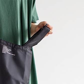 ZUCCa official Instagramさんのインスタグラム写真 - (ZUCCa official InstagramInstagram)「… ファミリーマート限定『ZUCCa SHOPPING BAG BOOK』が、本日より発売。7/1（水）からのレジ袋有料化に伴い、マイバッグを新しい習慣にしたい。コンビニエンスストアのレジ袋のようなデザインのオリジナルショッピングバッグは、バッグをたたんで合皮の底面に収納できるロングセラーの形。ポケッタブルなのに底面に安定感があり、持ち歩く時にも高級感があります。ファミリーマートのお弁当がぴったり入るサイズ＆便利な内ポケット付きでお買い物に大活躍！  発売：2020年7月13日（月） 価格：本体1,350円＋税 展開：全国のファミリーマートの雑誌棚にて限定販売（取り扱いのない店舗もあります） 特別アイテム：ポケッタブルショッピングバッグ サイズ（約）：タテ32 × ヨコ35 × マチ15cm 容量（約）：13L 耐荷重（約）：5kg  @multimedia_tkj @zucca_tokyo #shoppingbag #book #pocketable #bag #familymart #convenience #store #zucca #zuccatokyo #ズッカ #ズッカトウキョウ #ポケッタブルバッグ #ファミリーマート #コンビニ」7月13日 20時15分 - zucca_official
