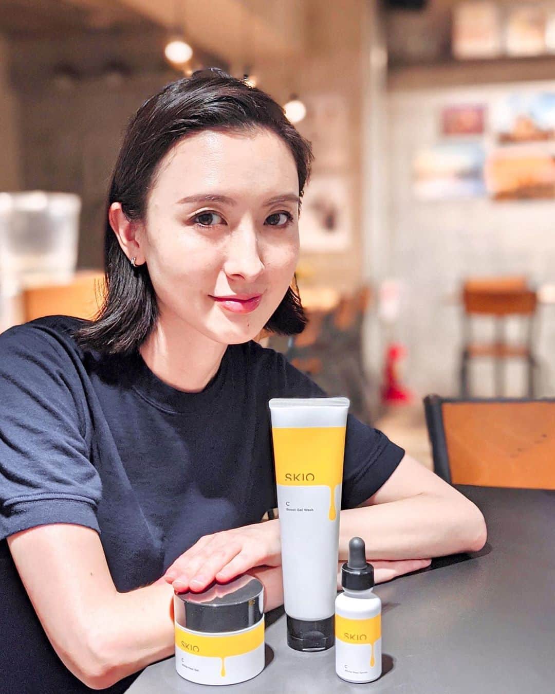前田紀至子のインスタグラム：「先日Instagramに載せて以来、お友達からLINEなどで度々聞かれるSKIOのスキンケア。 正直とても気に入っているので、直接会う機会がある場合はしっかりプレゼンしています。  何が好きって、このところもっぱらハリの方が気になっていた私でも「これは凄い！」と衝撃を受けずにはいられない、がっつり肌のトーンを整えてくれる感じ。ロート製薬といえばの美白有効成分、ピュアビタミンCを全力で実感せずにはいられません（思えばこの10年ほどロート製薬のビタミンC系プロダクトにどれだけお世話になったか…）。 ロート製薬らしい遠慮なくビタミンを感じられる香りも個人的には結構クセになっちゃって好きです。  そして気になるうるおい面も、物足りなさは感じず工程も至極スマート。当面朝&早く寝たい夜のスキンケアはこれがレギュラーかなぁ。  因みに本日から楽天で先行発売、ROOMでも紹介してみたので気になった方は是非チェックしてみてください。 まさかの本日クーポン利用で半額だそう。ロート製薬さん、そういうところ（も）好き。  #SKIO#ロート製薬 #楽天ROOMに載せてます#pr」