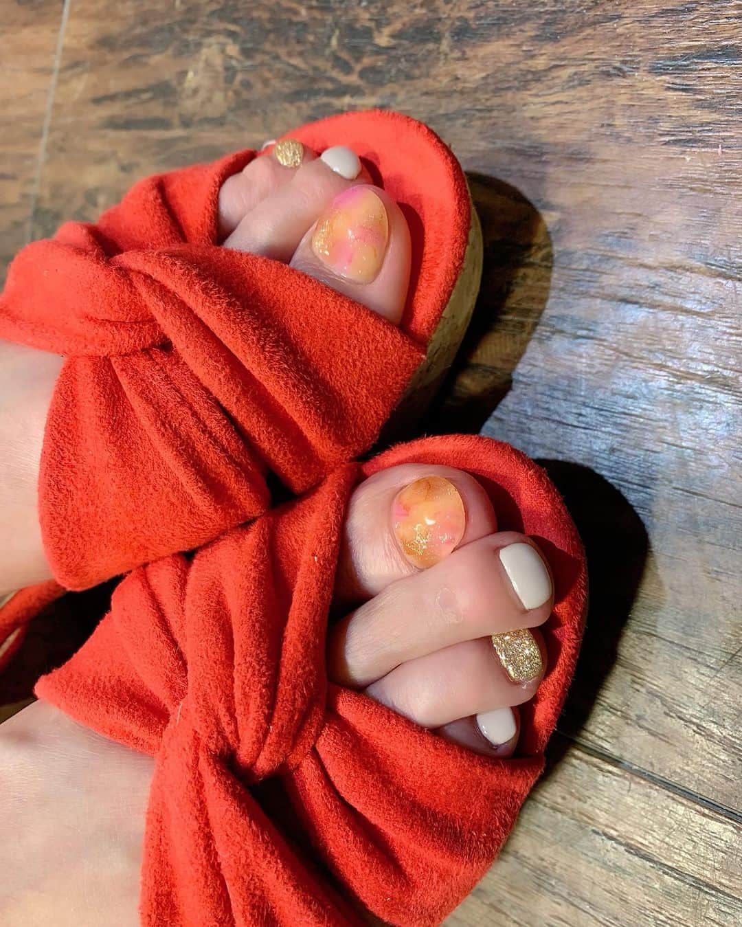 中川祐子さんのインスタグラム写真 - (中川祐子Instagram)「summer foot nail✨ . 今回はお仕事の撮影の都合で ハンドネイルはナチュラルな単色カラーしかできなかったんだけど、 その代わりフットネイルを夏バージョンにしました🌼🧡😉 . 新しく下ろしたオレンジのサンダルにぴったり♬ . ビタミンカラーで気分も上がる〜😆✨ 単色も好きだけど、 夏はやっぱり華やかなアートがしたくなるね🧡 . #フットネイル #フットネイル夏 #オレンジ系ネイル #オレンジサンダル #footnail #footnailart #summerversion #orangenails」7月13日 20時26分 - nakagawa.yuko