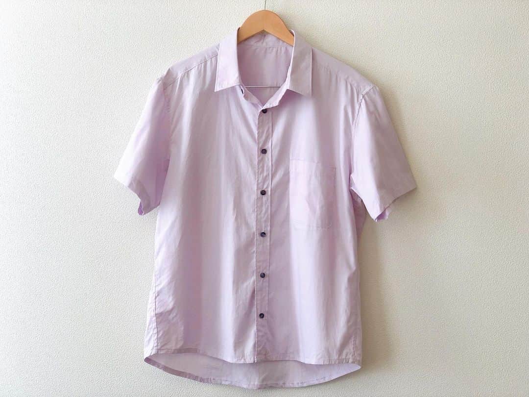 平田薫さんのインスタグラム写真 - (平田薫Instagram)「ちょーっとずつ進めていた、シャツ。完成。 父の誕生日プレゼントに🎁 父は今年70歳で古希！ 古希といえば紫なので、薄紫のシャツを作りました。(ピンクに見えるけど、薄紫だよ！笑) 紫感が少ないので、ボタンも紫の貝ボタンに。  シャツ作るのは初めてではないけれど、襟周りや肩まわりの折伏せなど難関が沢山あるので何度も解いてやり直ししました🤣 あとサイズが3Lと大きかったので、型紙探しから縫い合わせから結構大変だったなぁ。笑  まだまだコロナが心配で会えそうにないですが、プレゼントは喜んでくれたので良かったです^ ^  #自己流洋裁#洋裁 #handmade#手作りシャツ#👔#古希祝い」7月13日 20時26分 - hiratakaoru1215
