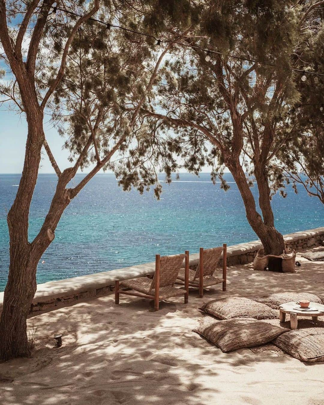 Vogue Parisさんのインスタグラム写真 - (Vogue ParisInstagram)「#VogueAddressBook @SohoHouse has a new home in Mykonos! With 45 bedrooms, a pool, a bar and a private beach, the Cycladic-style space welcomes guests with clean hues and raw materials like wood, stone and linen. Initially delayed, @SohoRocHouse opened last week just in time for the summer.」7月13日 20時27分 - voguefrance