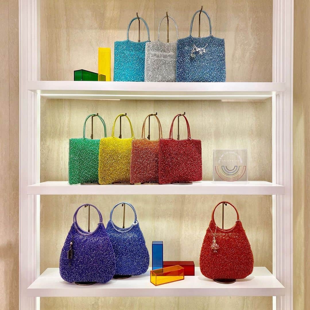 ANTEPRIMAさんのインスタグラム写真 - (ANTEPRIMAInstagram)「Decorating by a colourful rainbow wall, our stores are revamped by the whole set of rainbow collection and dedicating to install countless of joy to your day! Go visit our shops to experience the delight of our Rainbow Collection and let’s colour up your life!  #ANTEPRIMA #WIREBAG247 #WirebagRainbow #WIREBAG #Classic #Style #Fashion #Italian #Luxury #WorkBag #InstaBag #Design #Lifestyle #Urban #Handcraft #アンテプリマ #패션」7月13日 20時20分 - anteprimaofficial