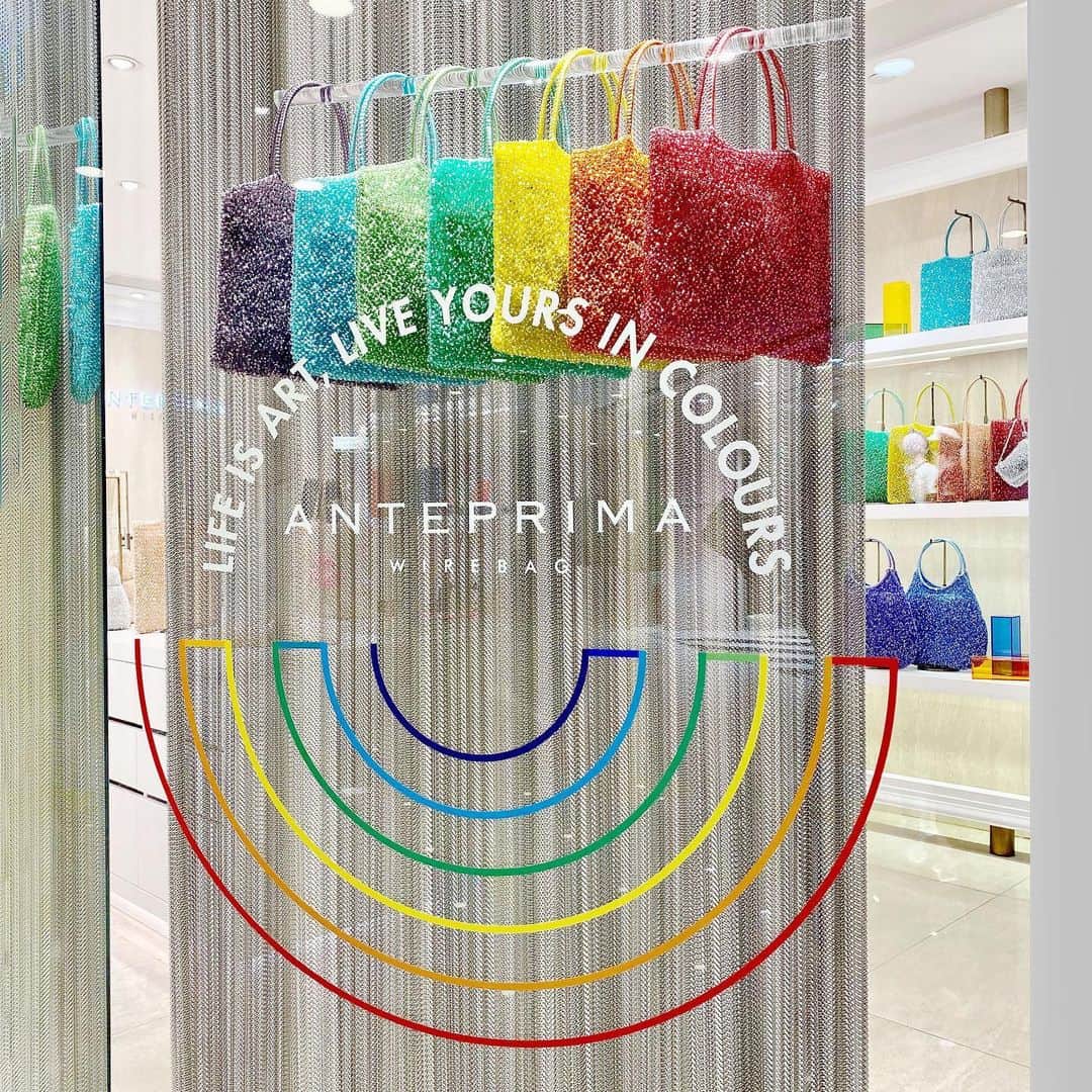 ANTEPRIMAさんのインスタグラム写真 - (ANTEPRIMAInstagram)「Decorating by a colourful rainbow wall, our stores are revamped by the whole set of rainbow collection and dedicating to install countless of joy to your day! Go visit our shops to experience the delight of our Rainbow Collection and let’s colour up your life!  #ANTEPRIMA #WIREBAG247 #WirebagRainbow #WIREBAG #Classic #Style #Fashion #Italian #Luxury #WorkBag #InstaBag #Design #Lifestyle #Urban #Handcraft #アンテプリマ #패션」7月13日 20時20分 - anteprimaofficial