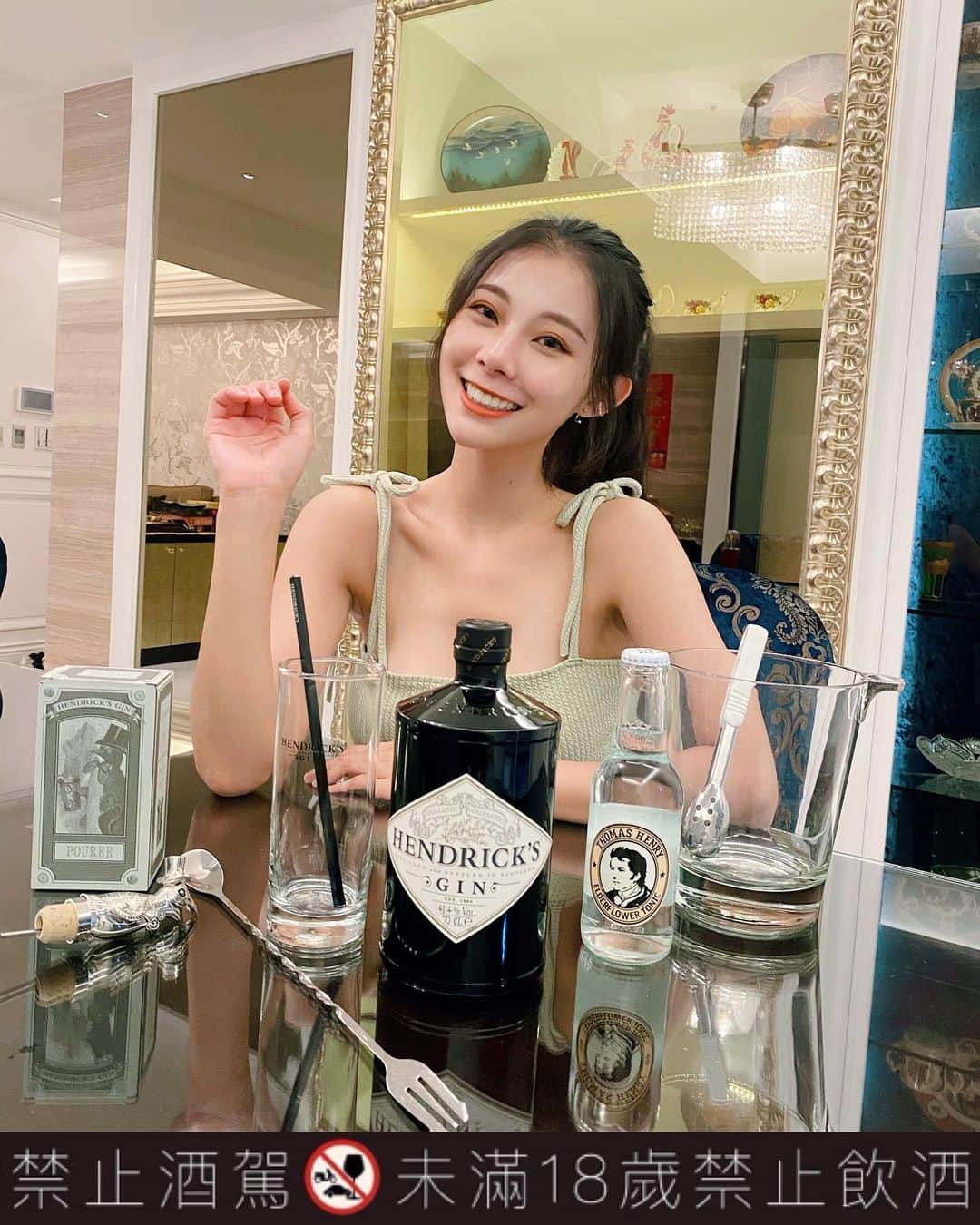張香香のインスタグラム：「在家調酒夠專業吧😎 週末除非朋友熱情邀約😳 不然我都會選擇宅在家🤣 買一堆食物挑部好片再小酌一下🤤幸福94這麼簡單❤️ 宅久了偶爾還是可以出個門啦😛 亨利爵士琴酒推出了「半價請你喝酒」的活動🤩 現在就去限動往上滑搶購優惠券～😚 - #生不逢時喝不挑時#亨利爵士琴酒 #禁止酒駕#未滿18歲禁止喝酒」